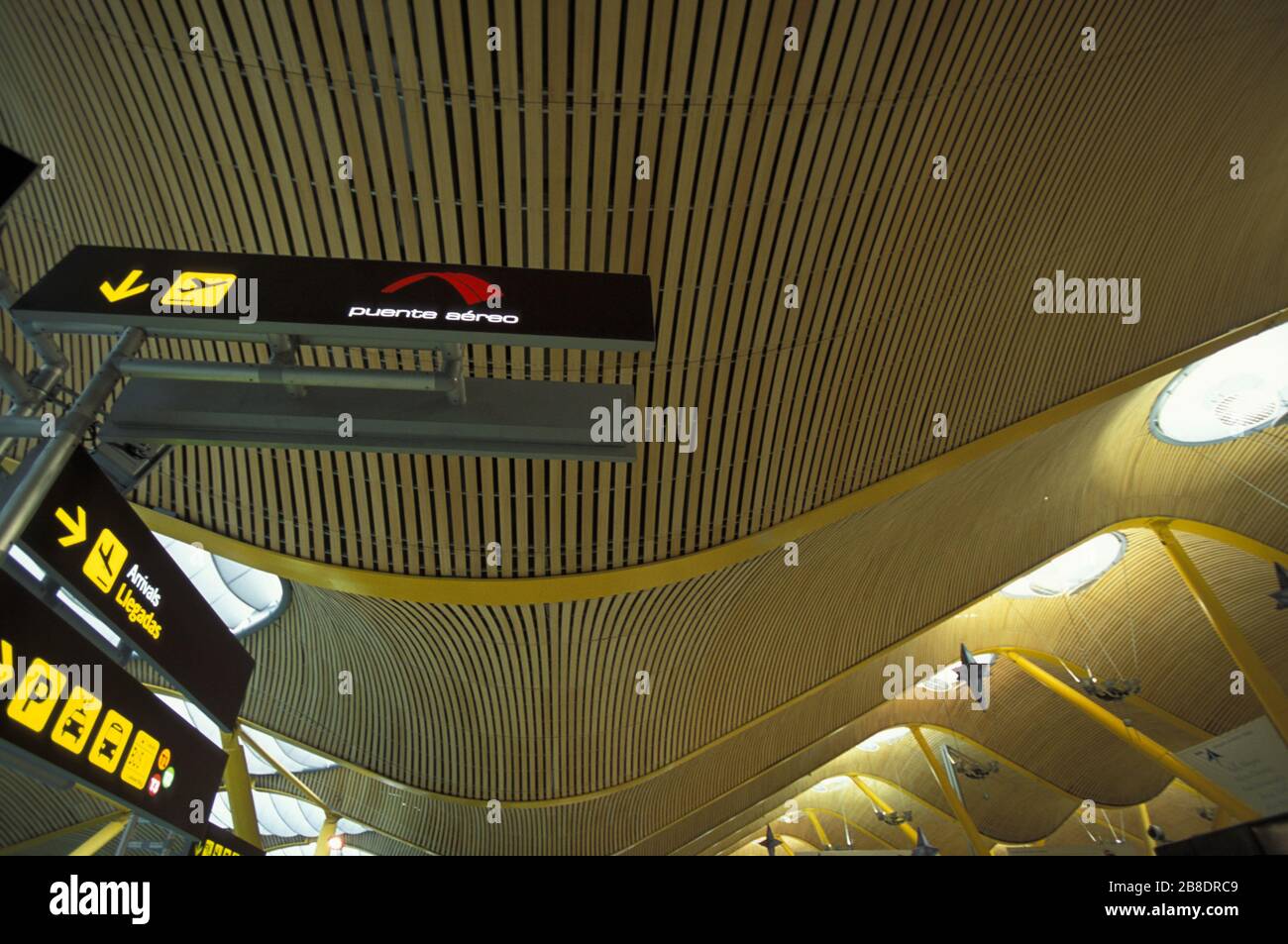 Puente aereo Madrid–Barcelone. Aéroport de Madrid Adolfo Suarez Barajas. 4. Terminal 4 conçu par les architectes Antonio lamela et Richard Rogers Banque D'Images