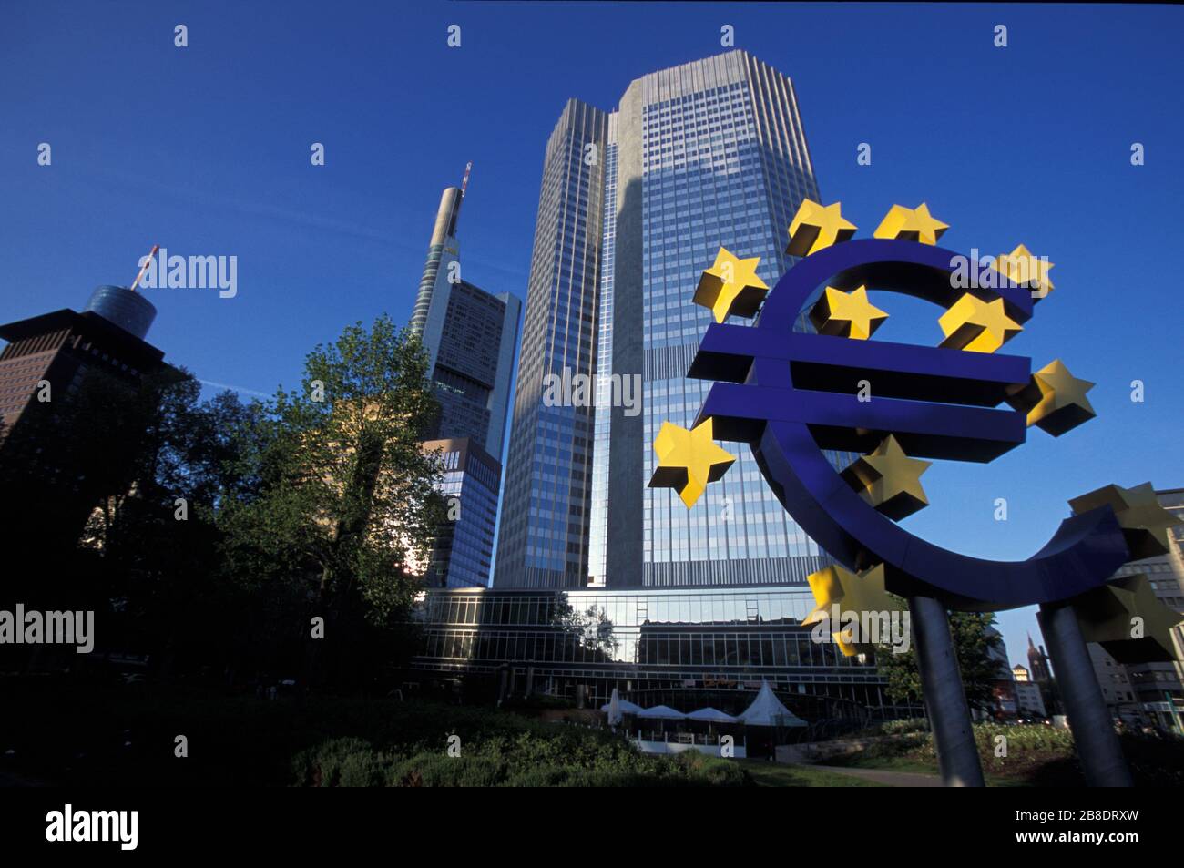 Symbole de l'euro devant le siège de la Banque centrale européenne à Francfort, Allemagne, Willy-Brandt-Platz Willy-Brandt-Platz, Hesse, Banque D'Images