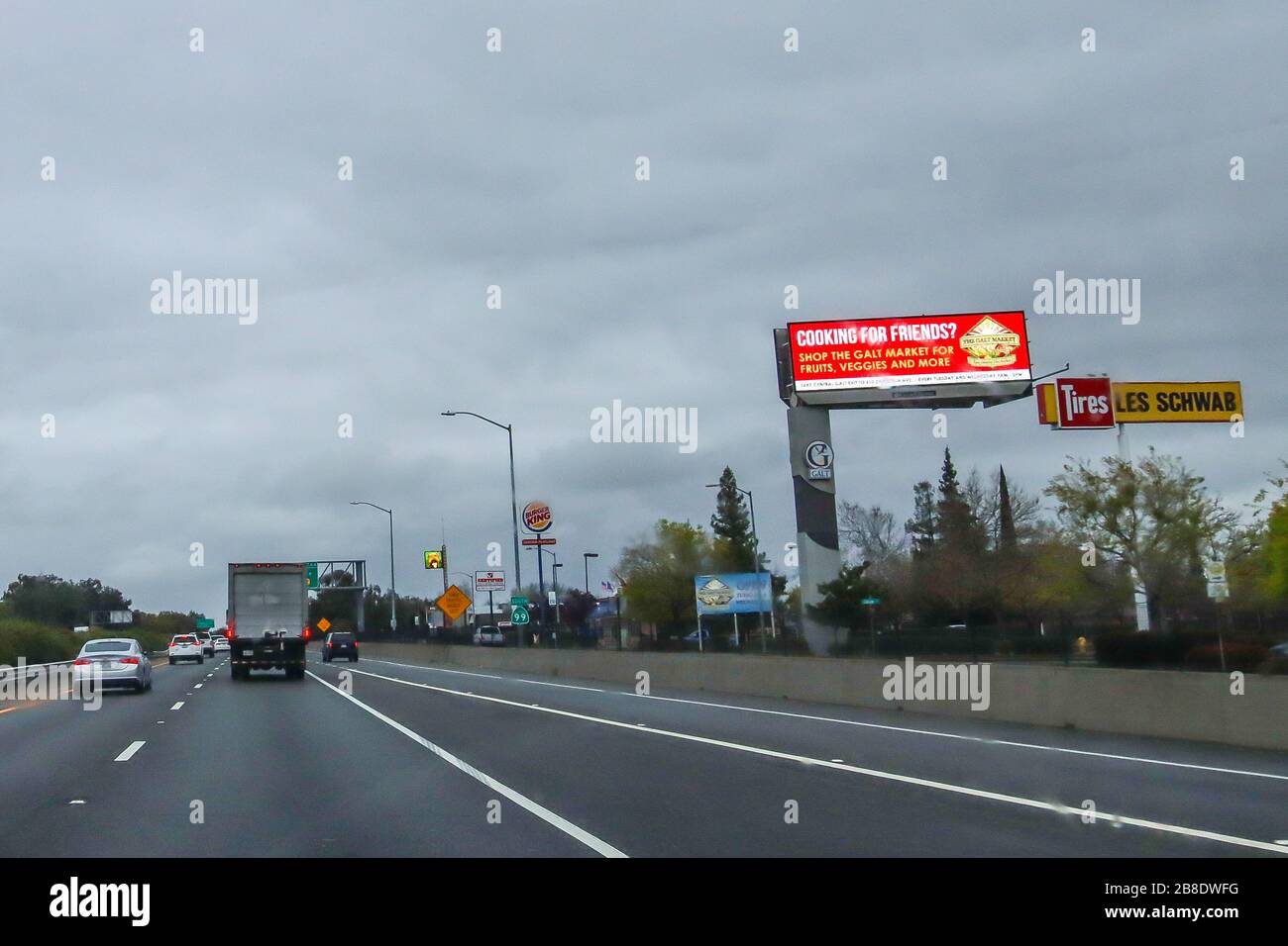 Un panneau pour le marché agricole de la ville de Galts le long de la California Highway 99 dans la Central Valley USA le gouverneur OK'ed Farmers Markets reste ouvert Banque D'Images