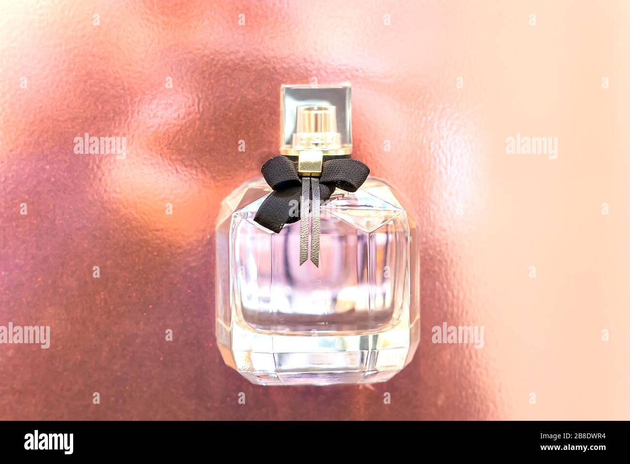 bouteille de parfum avec noeud noir sur fond rose Photo Stock - Alamy