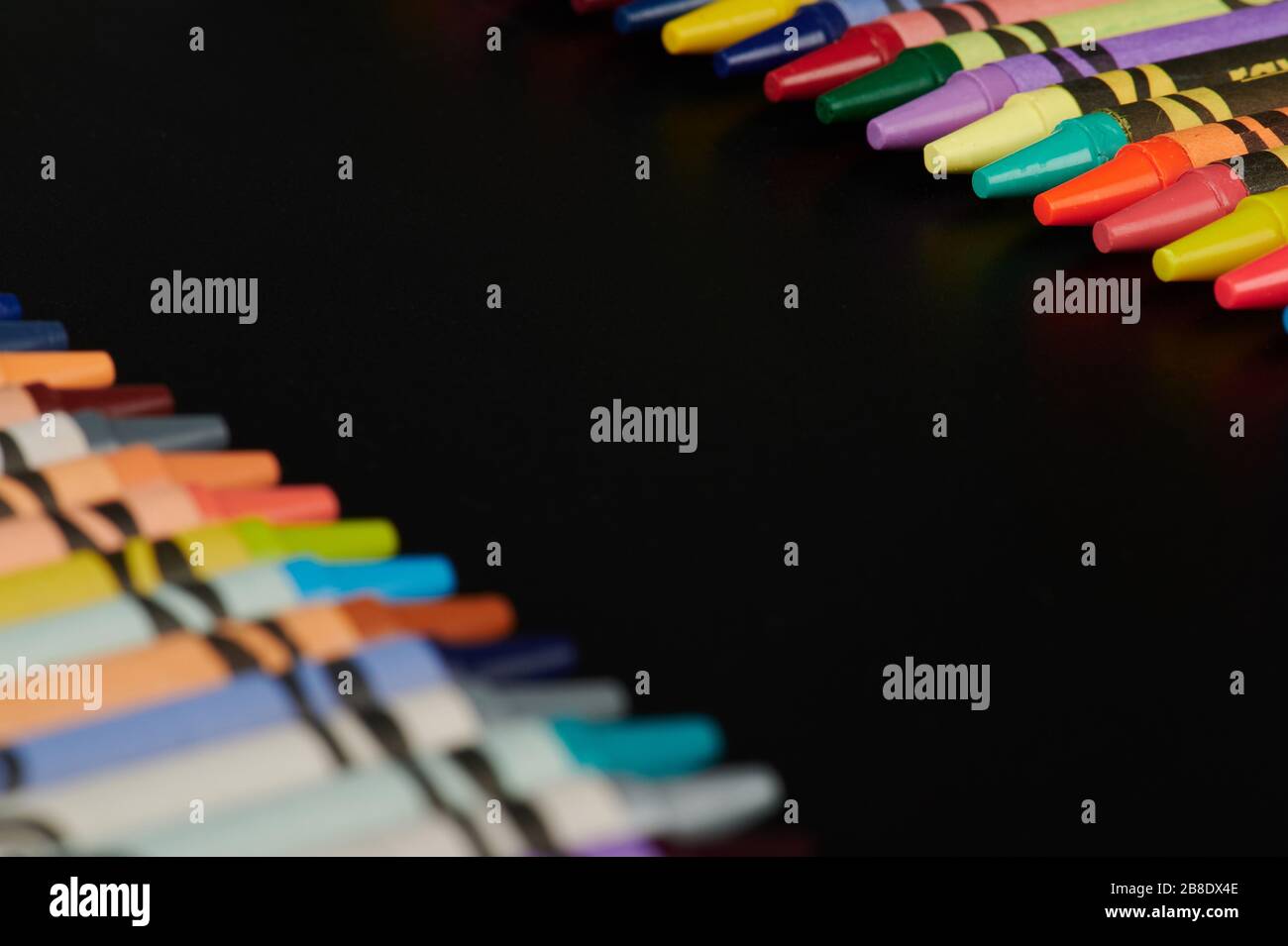 Crayons colorés aux couleurs éclatantes avec espace de copie noir Banque D'Images