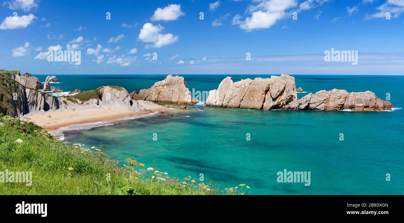 Vue panoramique sur la plage d'Arnia, près de Santander, Cantabrie, Espagne Banque D'Images