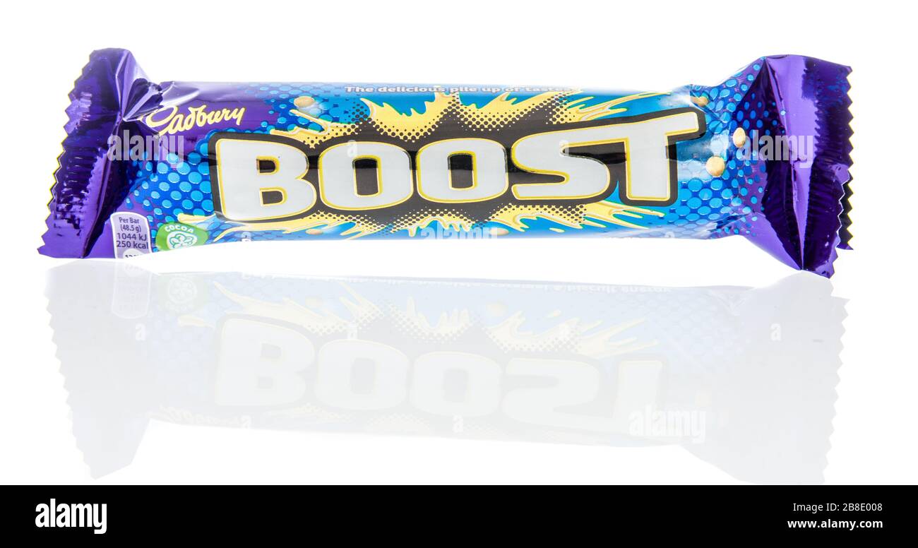 Winneconne, WI - 17 mars 2020: Un paquet de Cadbury Boost bonbon bar sur un fond isolé. Banque D'Images