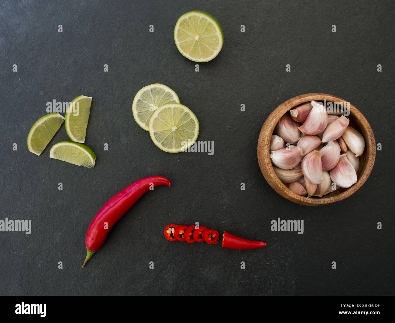 Citron vert, ail et piment sur fond d'ardoise Banque D'Images