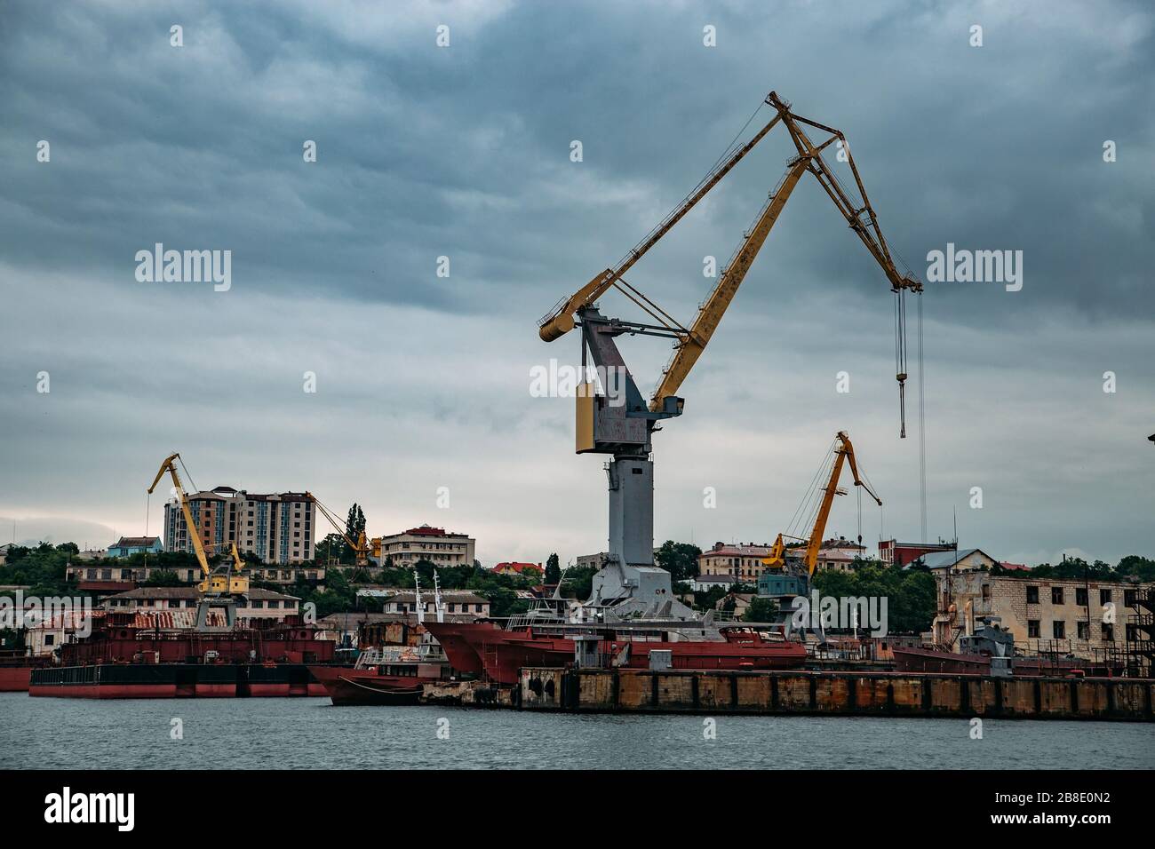 Port maritime avec grues à cargaison et quai sec pour la réparation des navires. Banque D'Images