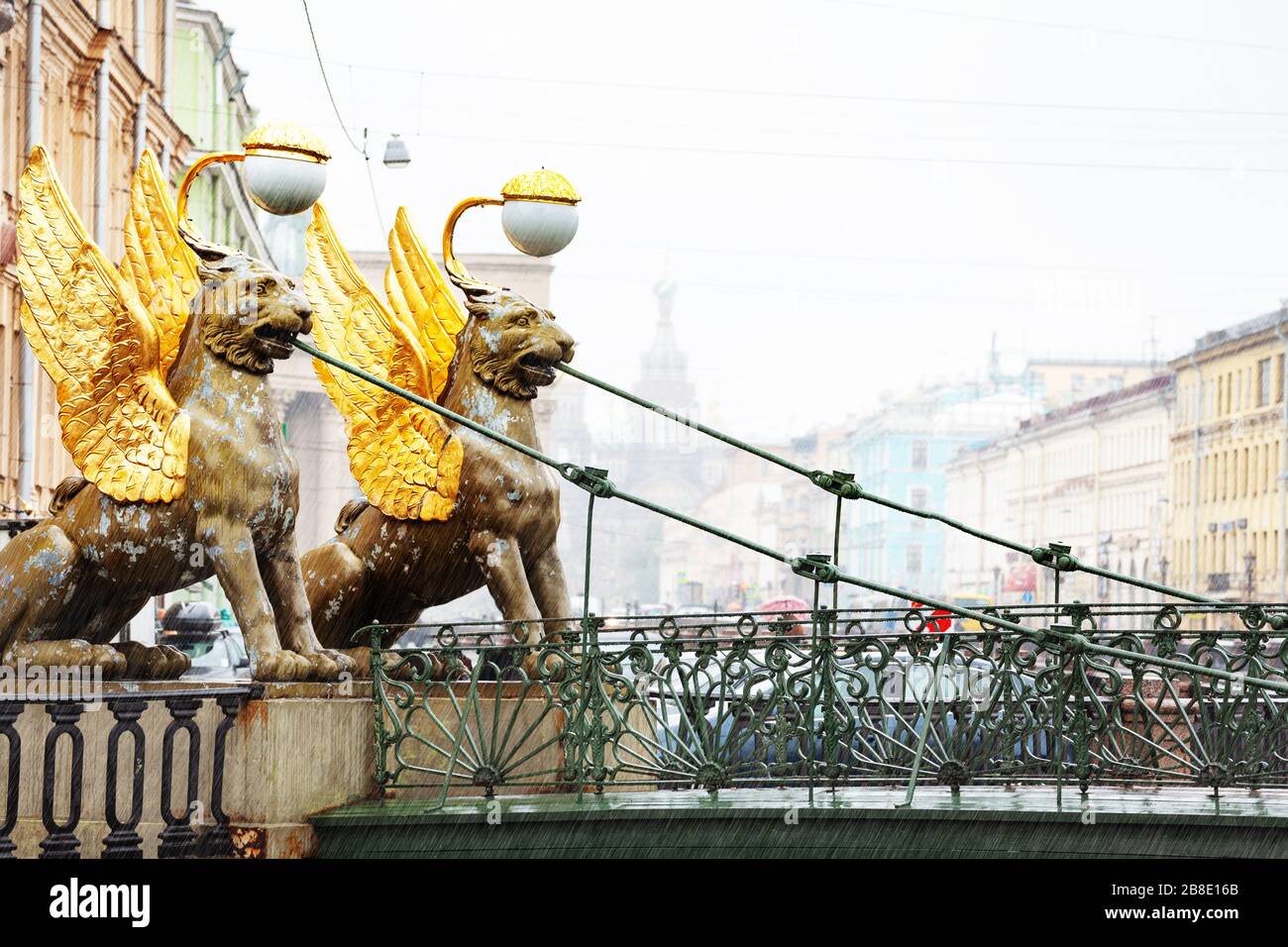 Deux Griffins sur le pont de la Banque traversant le canal Griboedov près de l'ancienne affectation bancaire à Saint-Pétersbourg, en Russie Banque D'Images