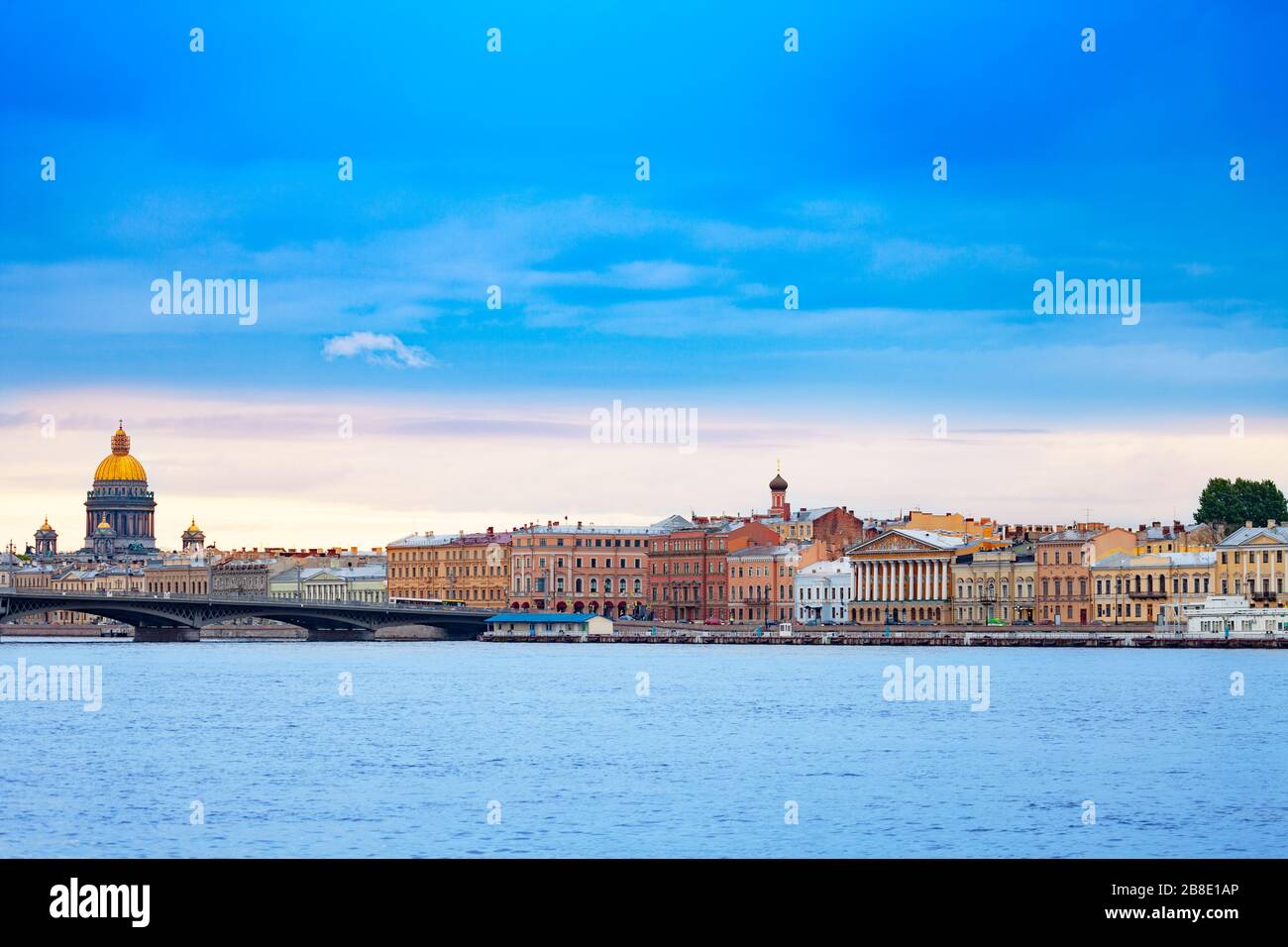 Panorama de la rivière Neva avec la cathédrale Saint-Isaac et la bankment de l'Amirauté, Saint-Pétersbourg, Russie Banque D'Images