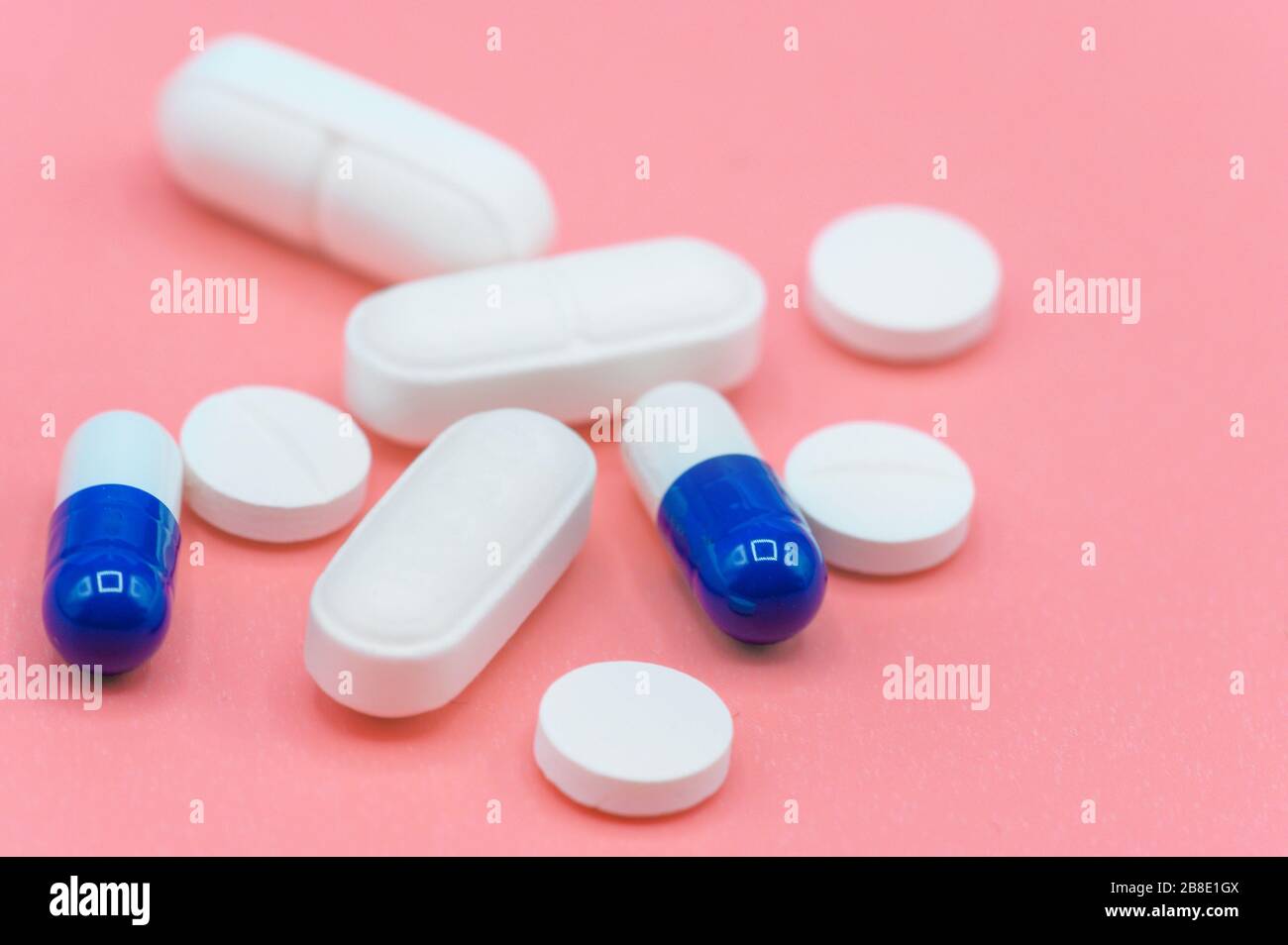 Blanc-rose capsule antibiotique comprimés distribués de plastique blanc  bouteille de drogue. La résistance aux médicaments antibiotiques concept.  L'utilisation d'antibiotiques. Healthcar mondial Photo Stock - Alamy
