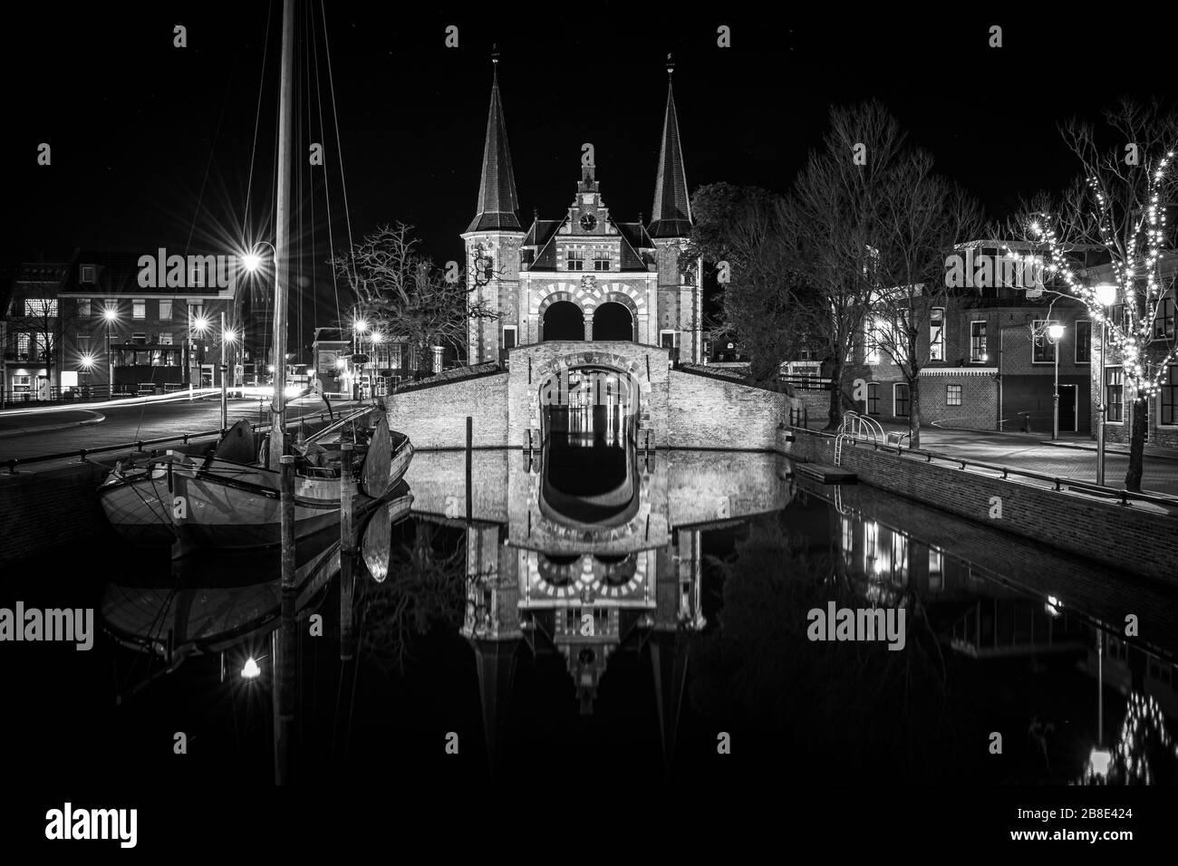 Vieille porte d'eau de la ville dans le centre historique de la ville frisonne Sneek (Frise-06-03-2020, Pays-Bas) Banque D'Images