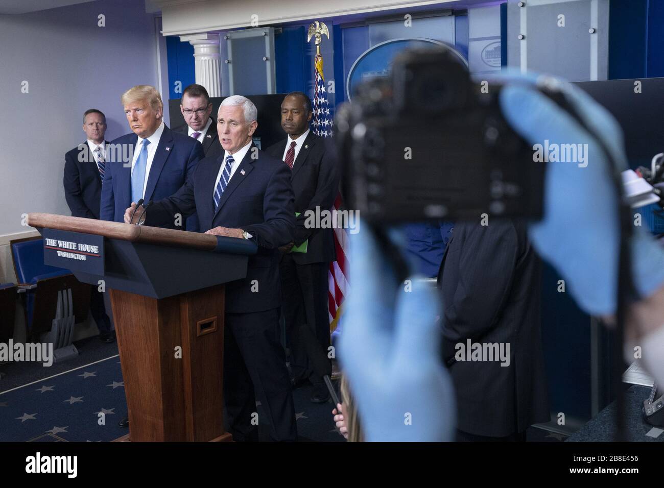 Washington, États-Unis. 21 mars 2020. Un photographe porte des gants de protection en tant que vice-président Mike Pence, accompagné du président Donald J. Trump et des membres du groupe de travail Coronavirus, fait des remarques sur la crise du Coronavirus dans la Bridy Press Briefing Room de la Maison Blanche à Washington, DC le samedi 21 mars 2020. Photo de Stefani Reynolds/UPI crédit: UPI/Alay Live News Banque D'Images