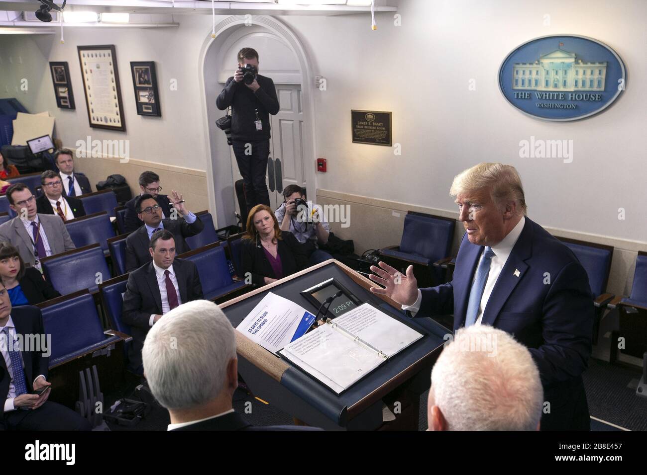Washington, États-Unis. 21 mars 2020. Le président américain Donald J. Trump, joint par les membres du Groupe de travail sur le coronavirus, prend des questions des membres des médias sur la crise du Coronavirus dans la Bridy Press Briefing Room de la Maison Blanche à Washington, DC le samedi 21 mars 2020. Photo de Stefani Reynolds/UPI crédit: UPI/Alay Live News Banque D'Images