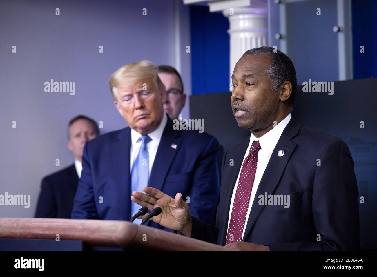 Washington, États-Unis. 21 mars 2020. Le président Donald J. Trump, à gauche, écoute en tant que secrétaire au logement et au développement urbain (HUD) Ben Carson fait des remarques sur la crise de Coronavirus dans la Bridy Press Briefing Room de la Maison Blanche à Washington, DC le samedi 21 mars 2020. Photo de Stefani Reynolds/UPI crédit: UPI/Alay Live News Banque D'Images