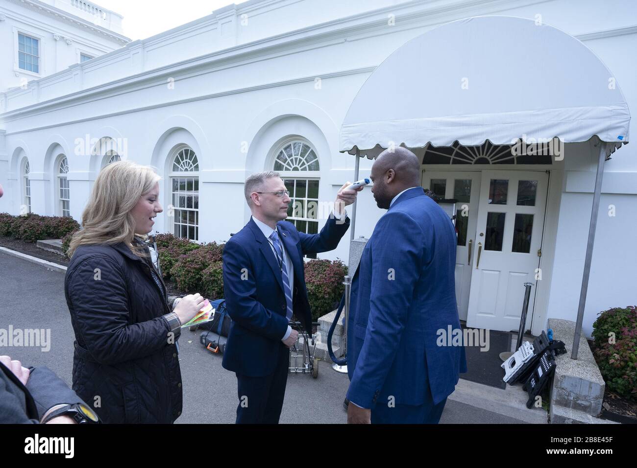 Washington, États-Unis. 21 mars 2020. Un membre des médias vérifie sa température avant une conférence de presse avec le président Donald J. Trump dans la Bridy Press Briefing Room de la Maison Blanche à Washington, DC le samedi 21 mars 2020. Photo de Stefani Reynolds/UPI crédit: UPI/Alay Live News Banque D'Images