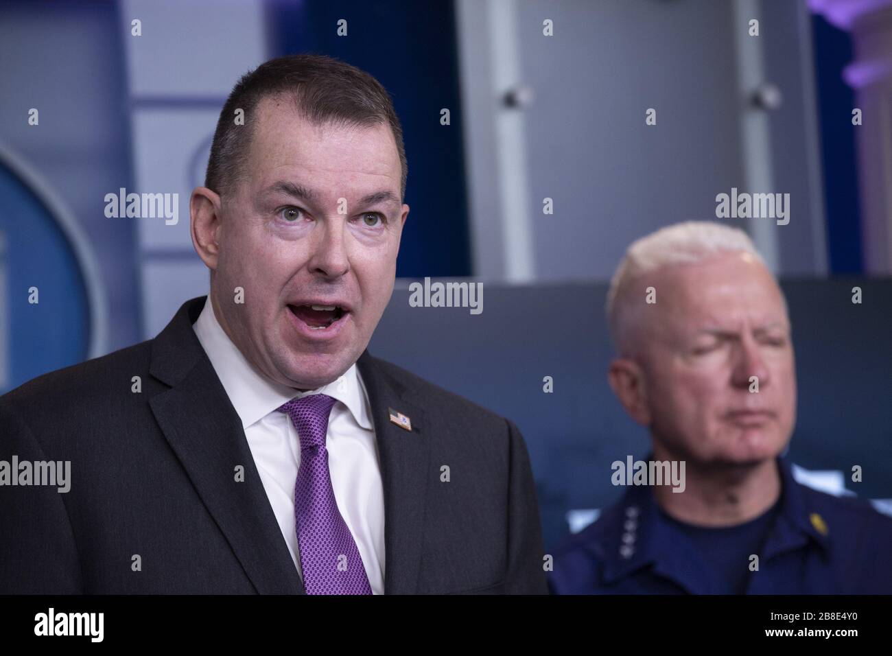 Washington, États-Unis. 21 mars 2020. Pete Gaynor, Administrateur de l'Agence fédérale de gestion des urgences (FEMA), fait des remarques sur la crise du Coronavirus dans la Briefing de presse Brady de la Maison Blanche à Washington, DC le samedi 21 mars 2020. À droite se trouve l'amiral Brett Giroir, secrétaire adjoint à la santé des États-Unis. Photo de Stefani Reynolds/UPI crédit: UPI/Alay Live News Banque D'Images