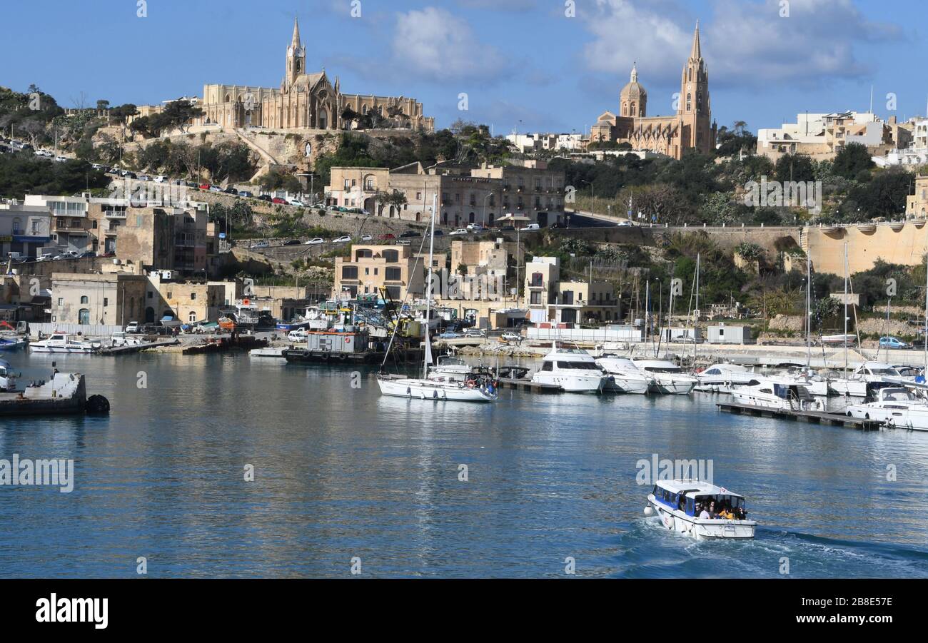 17 février 2020, Marsaxlokk, Malte: Les églises dominent l'horizon comme un ferry qui approche l'île de Gozo de l'île principale de Malte à Malte, lundi 17 février 2020 (Credit image: © Mark Hertzberg/ZUMA Wire) Banque D'Images