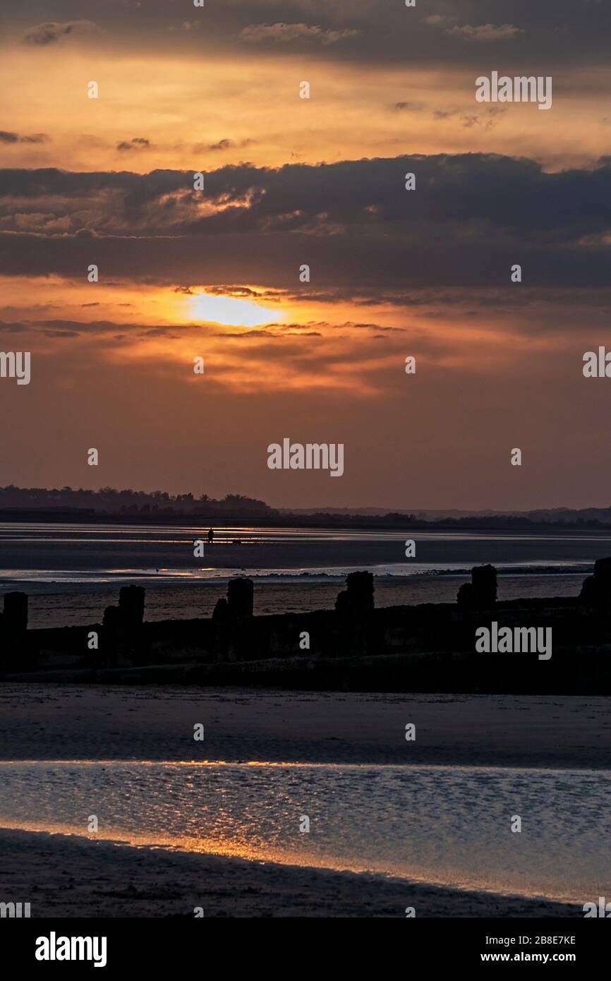 Plage de sable de carrossage au coucher du soleil. Banque D'Images