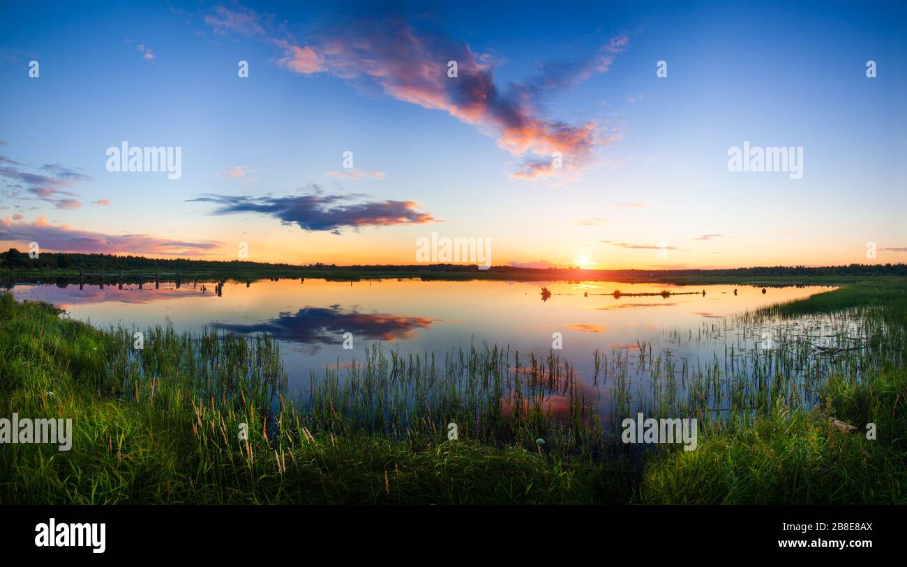 Panorama du beau coucher de soleil sur le lac Banque D'Images