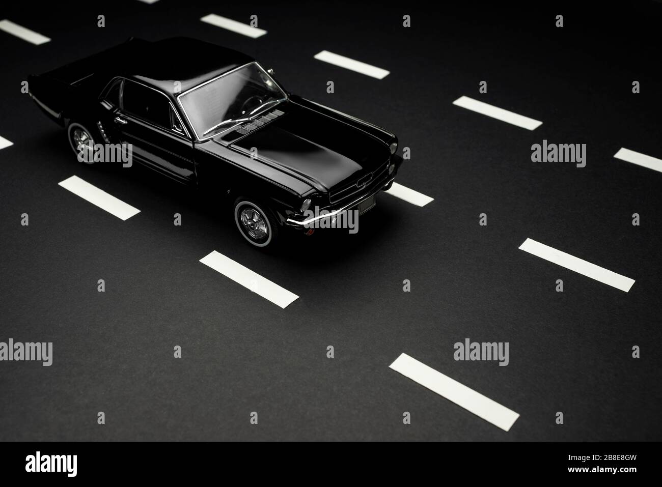 Izmir, Turquie - 28 juillet 2019 vue avant supérieure d'un produit automobile modèle Ford Mustang 260 tourné sur une route asphaltée avec voies routières Banque D'Images