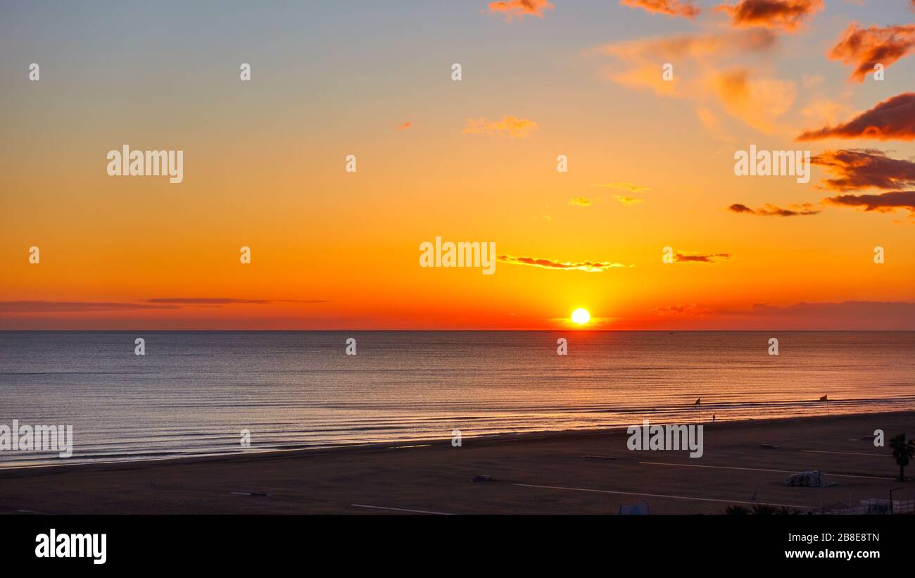 Lever de soleil coloré au-dessus de la mer - vue panoramique sur l'assaisonnement, arrière-plan Banque D'Images