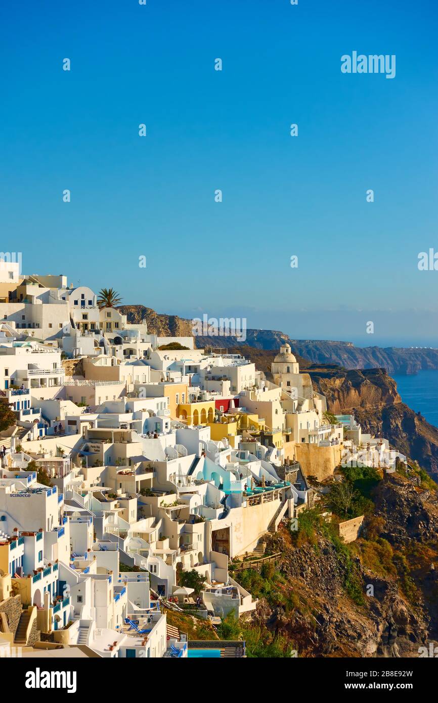 Ville de Thira sur la falaise de l'île de Santorin le soir, Grèce -- paysage grec - paysage urbain Banque D'Images