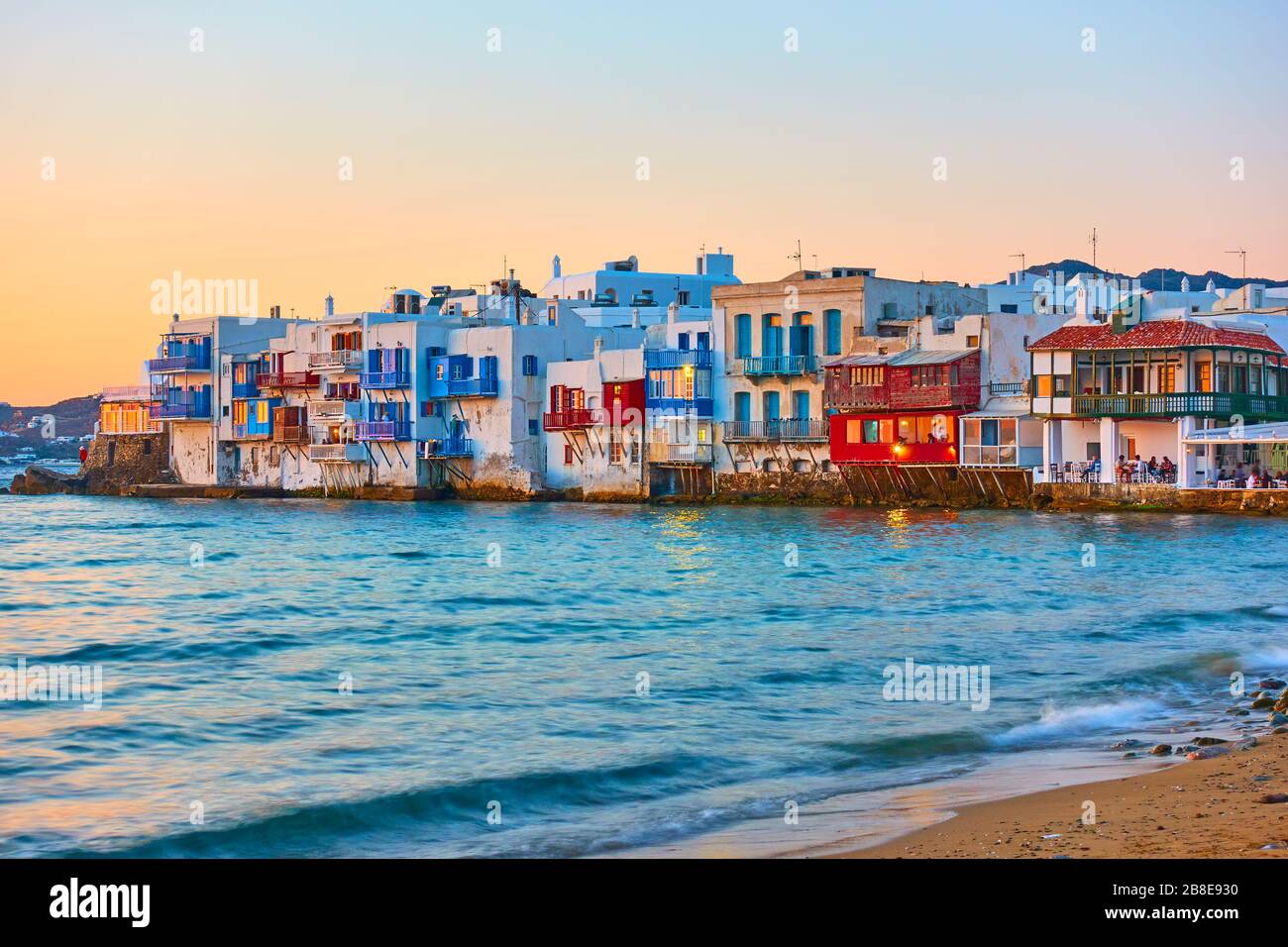Le petit quartier de Venise avec de vieilles maisons colorées au bord de la mer sur l'île de Mykonos au coucher du soleil, Cyclades, Grèce. Paysage grec Banque D'Images