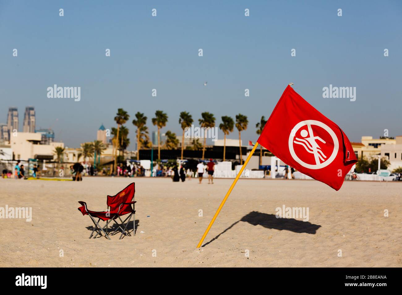 La natation est interdite à partir de l'interdiction de drapeau de plage de pointeur Banque D'Images