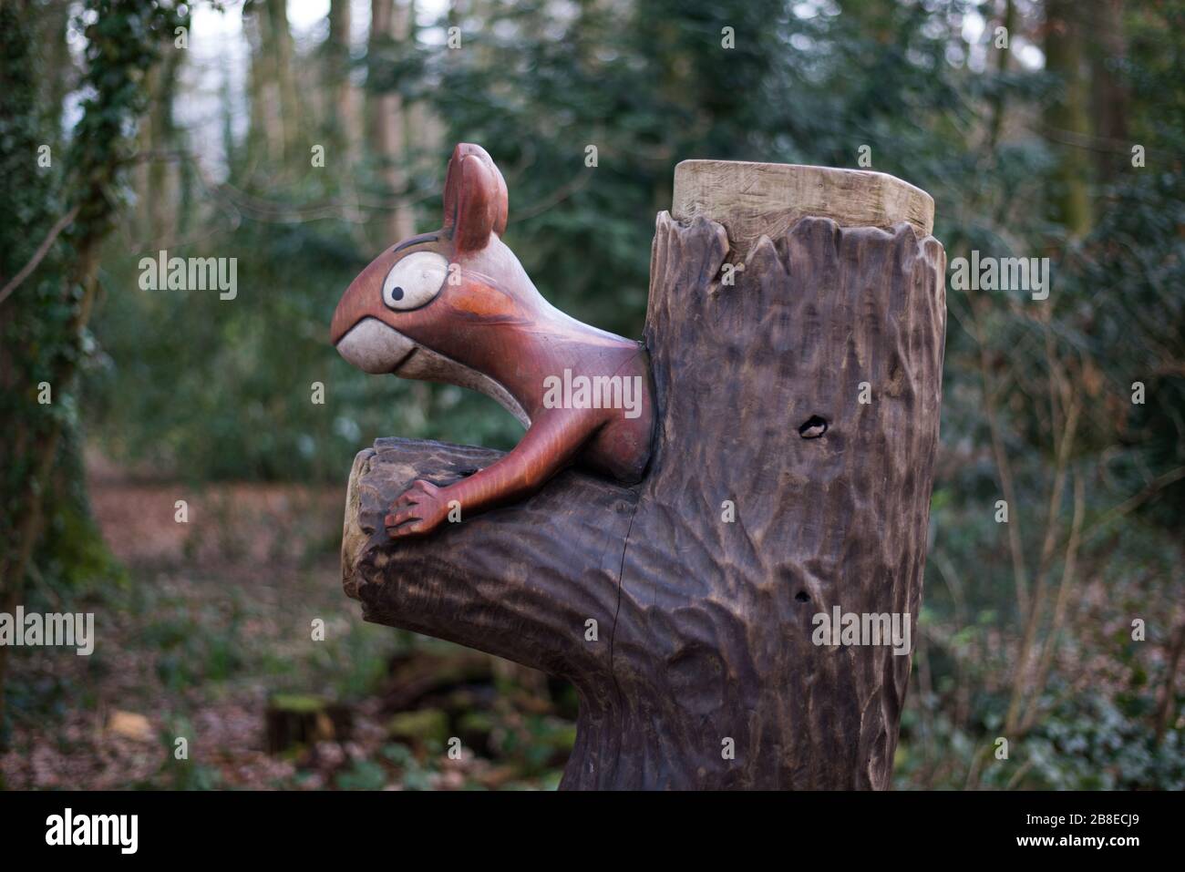 The Gruffalo Squirrel Wood Carving Portrait in the Woods at Westonbirt Arboretum, Tetbury, Gloucestershire, Angleterre by David Lucas (Lucas sculptures) Banque D'Images