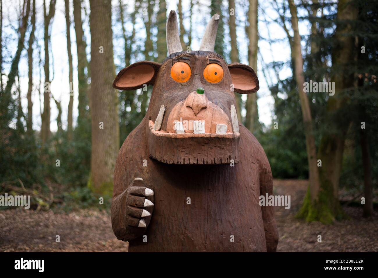 The Gruffalo Wood Carving Portrait in the Woods at Westonbirt Arboretum, Tetbury, Gloucestershire, Angleterre par David Lucas (Lucas sculptures) Banque D'Images