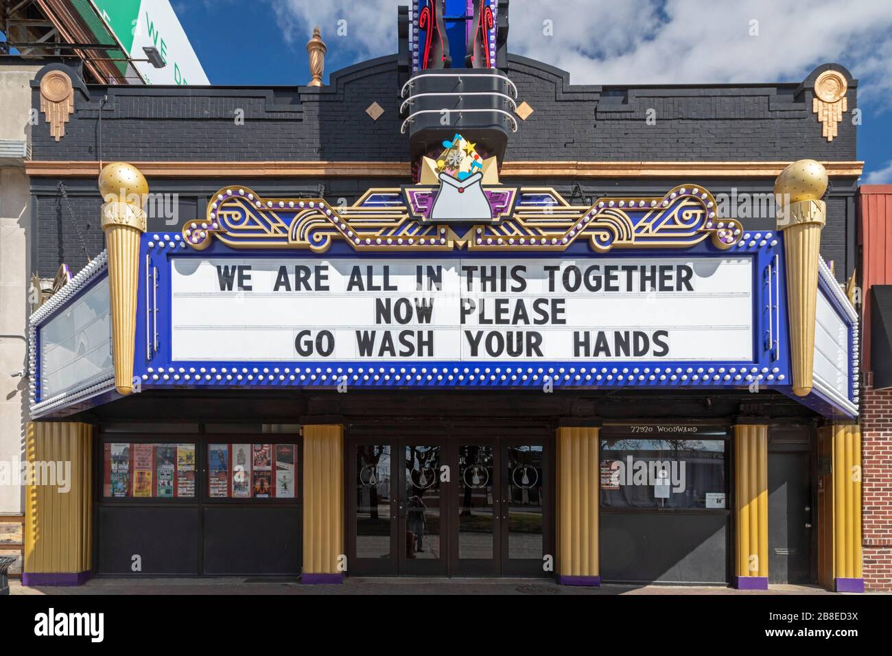 Ferndale, Michigan, États-Unis. 21 mars 2020. Un message de coronavirus sur le marquis du théâtre Magic Bag, fermé à cause de l'épidémie. Crédit: Jim West/Alay Live News Banque D'Images