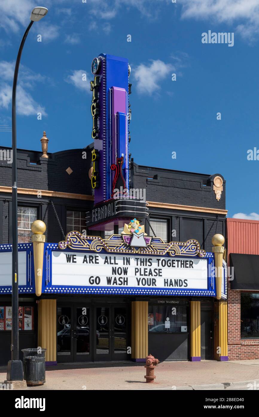 Ferndale, Michigan, États-Unis. 21 mars 2020. Un message de coronavirus sur le marquis du théâtre Magic Bag, fermé à cause de l'épidémie. Crédit: Jim West/Alay Live News Banque D'Images