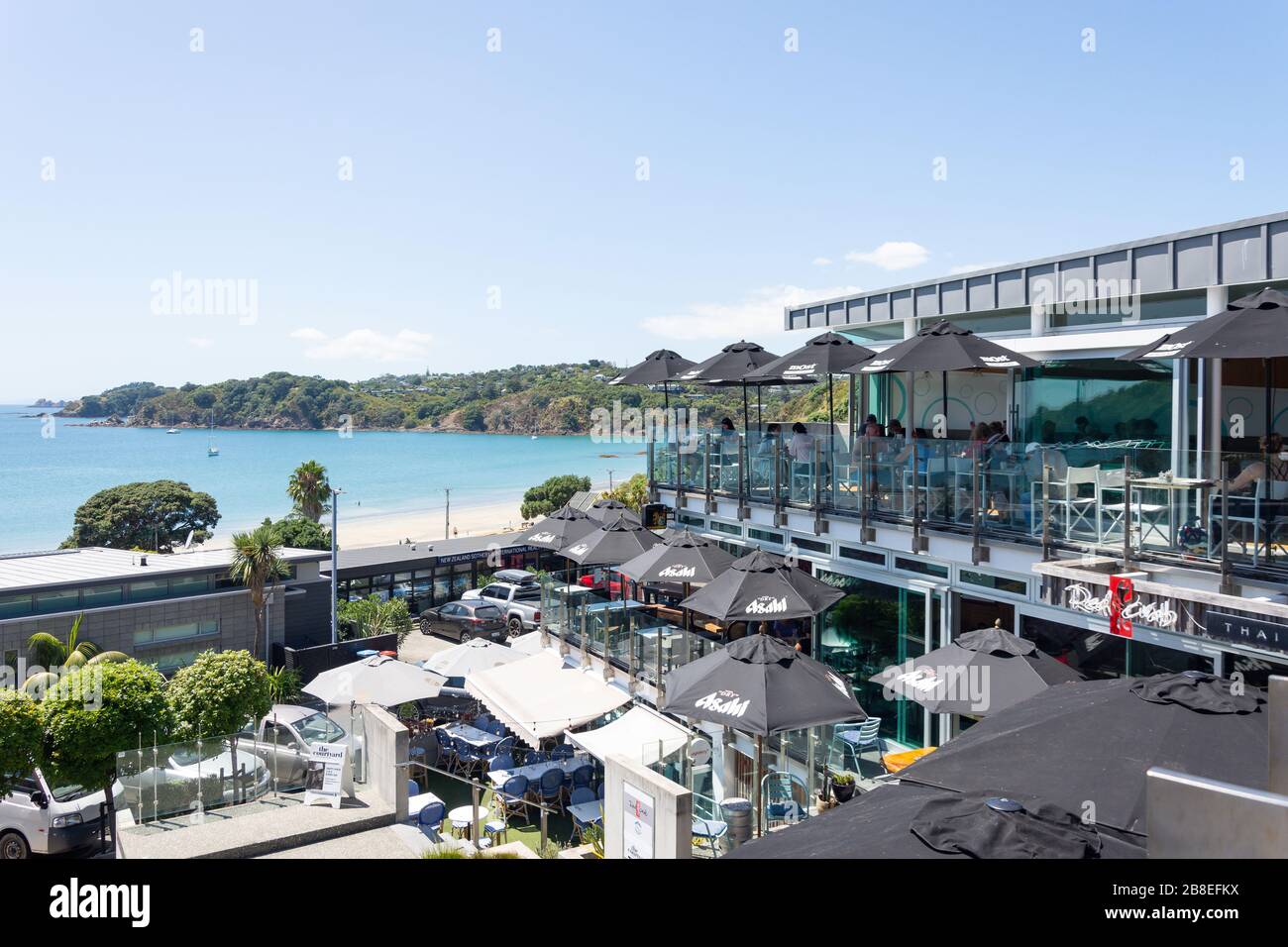 Le Courtyard Restaurant and Garden Bar donne sur Bay Oceanview Road, Oneroa, Waiheke Island, Hauraki Gulf, Auckland, Nouvelle-Zélande Banque D'Images