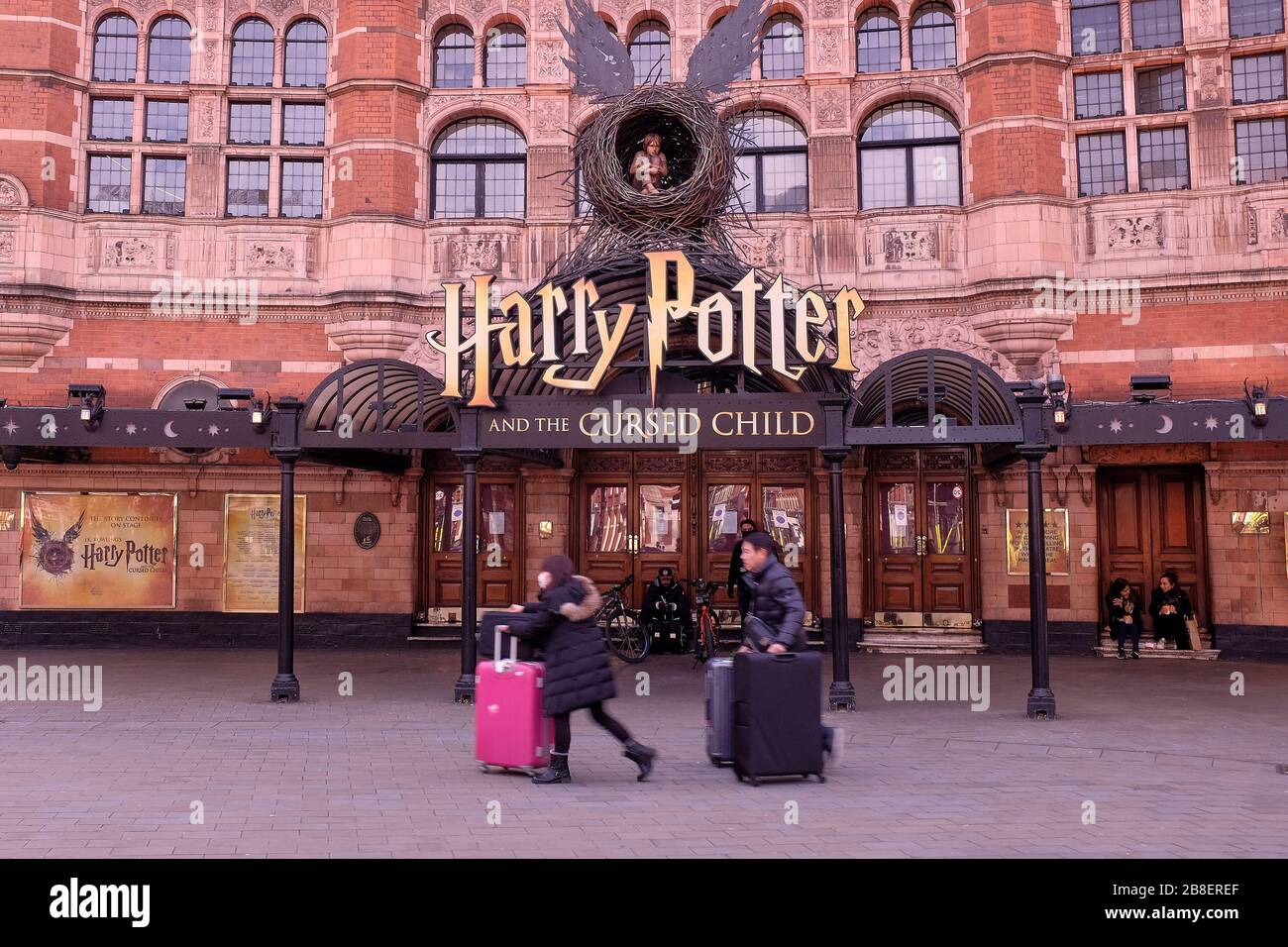 21 mars 2020 - Londres, Angleterre: Harry Potter et le virus Killer - les touristes portant des masques de visage fuient la ville pendant l'éclosion de Coronavirus Banque D'Images