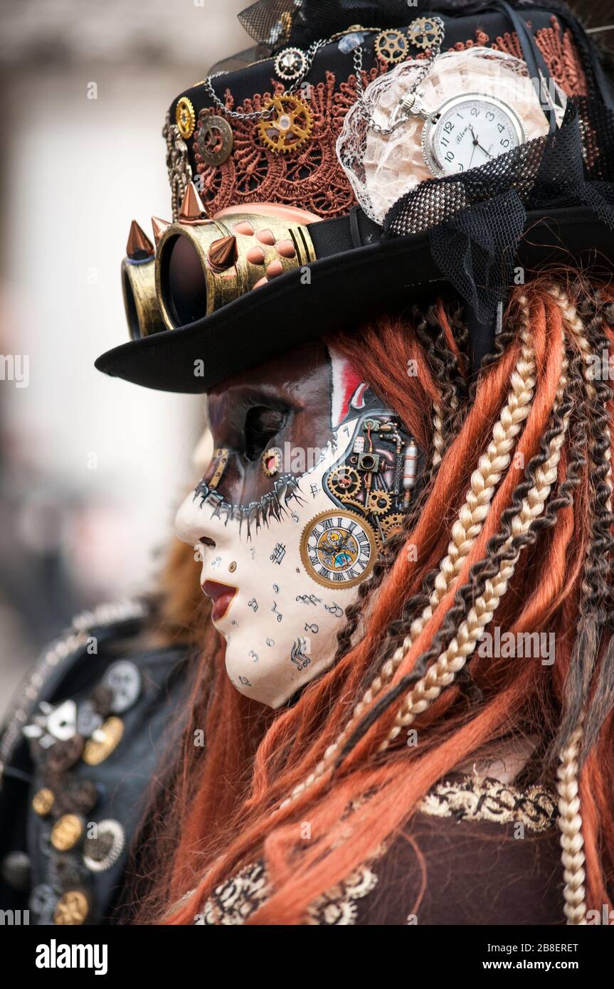 Les masques de carnaval haut en couleurs à un festival traditionnel de Venise, Italie Banque D'Images