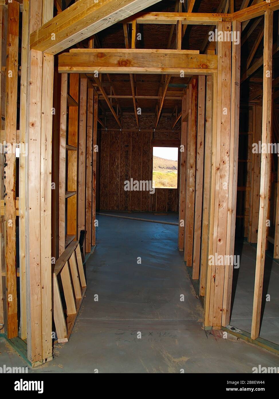 Un couloir inachevé dans une maison qui était encore en construction en Arizona. Banque D'Images
