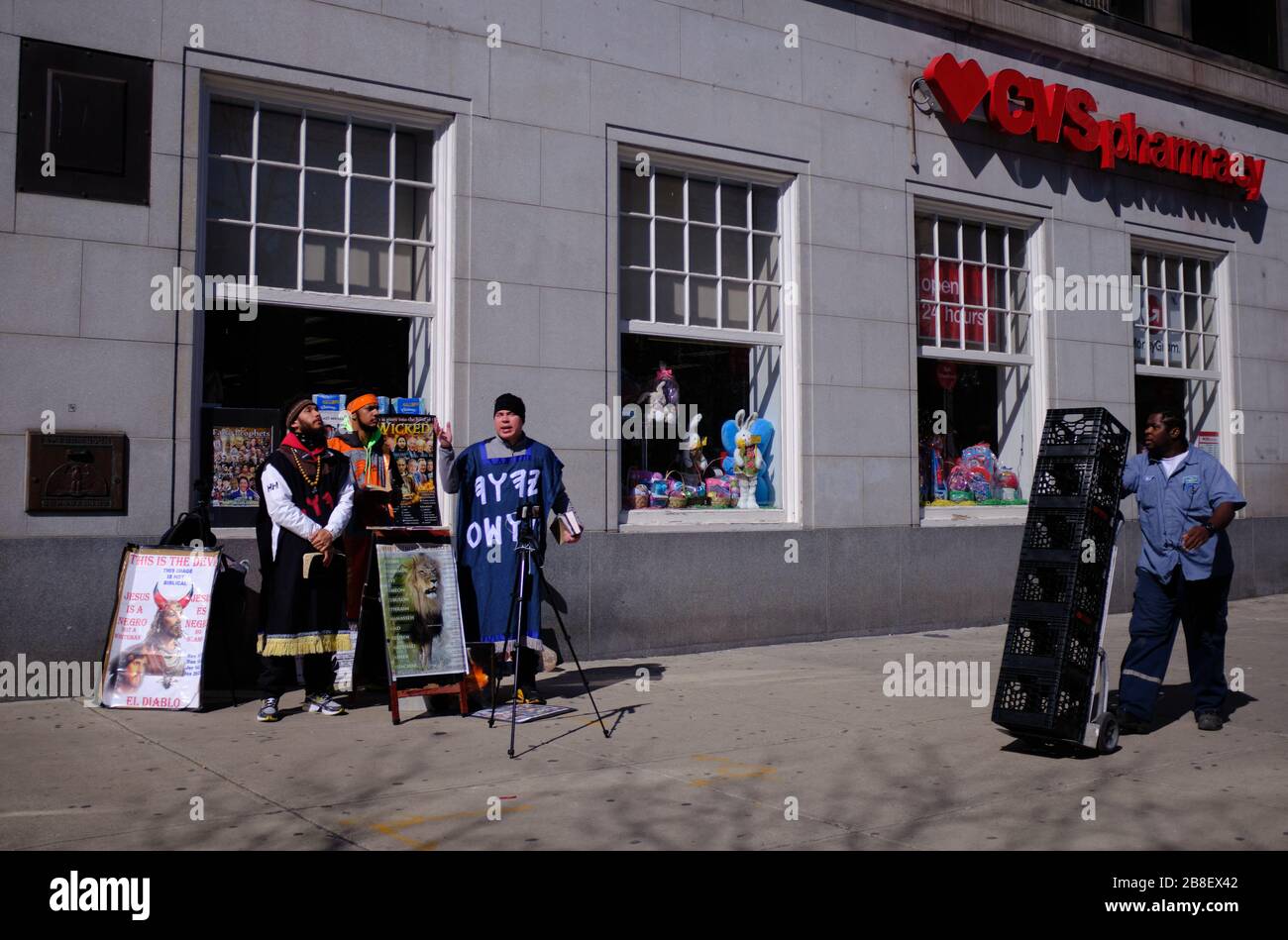 Boston, Massachusetts, États-Unis. 21 mars 2020. Le virus Corona, COVID-19, a provoqué un changement de vie dans le Massachusetts. Cela comprend un arrêt de la plupart des entreprises et une demande d'auto-quarantaine. Un groupe religieux qui croit que le virus est un hoax lire des versets bibliques devant CVS à Copley Square, Boston. Crédit: Allison Dinner/ZUMA Wire/Alay Live News Banque D'Images