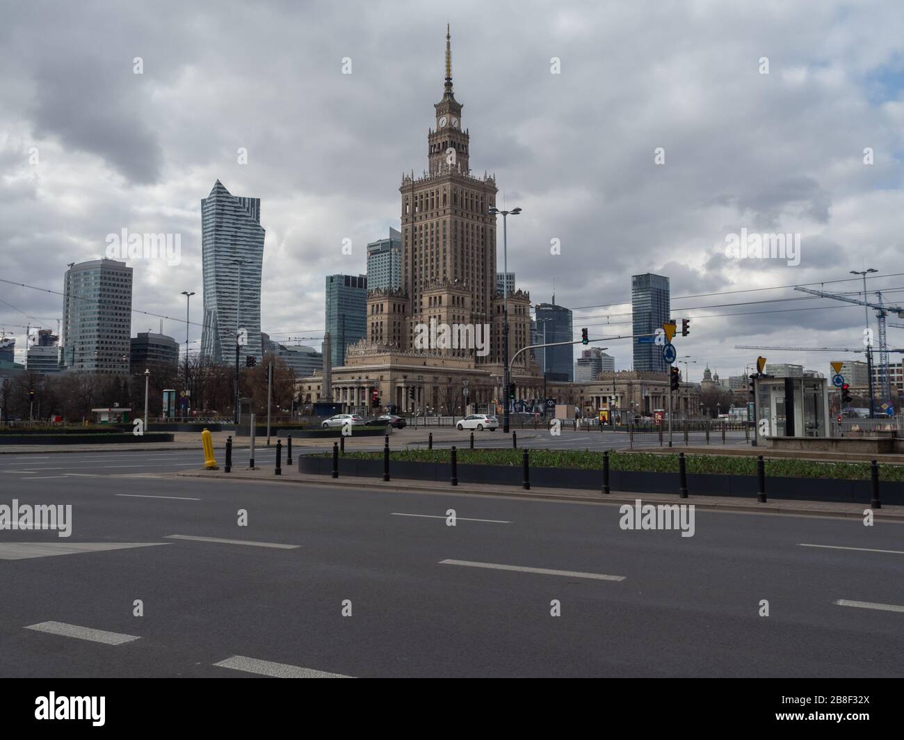 Varsovie/Pologne - 21/03/2020 - rues de la capitale pendant la pandémie de coronavirus, généralement très bondées de personnes ou de voitures, maintenant presque vides. Palais de cUL Banque D'Images