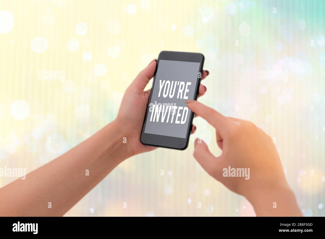 L'écriture de texte Word vous êtes invité. Photo d'affaires mettant en faire une demande à quelqu'un d'amical poli aller quelque part Banque D'Images