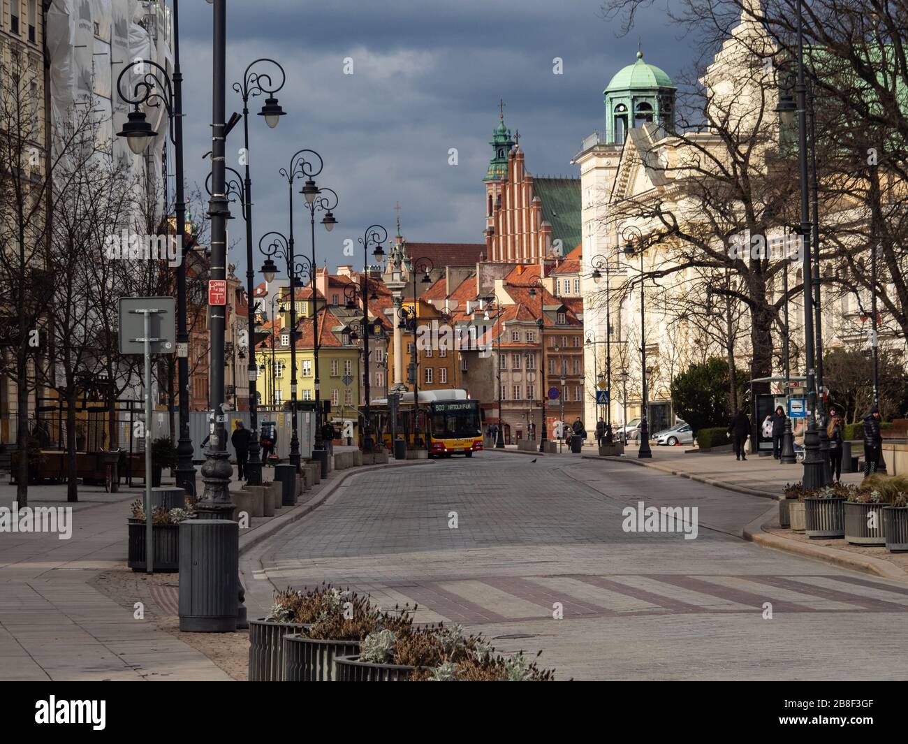 Varsovie/Pologne - 21/03/2020 - rues de la capitale pendant la pandémie de coronavirus, généralement très bondées de personnes ou de voitures, maintenant presque vides. Vieille ville. Banque D'Images