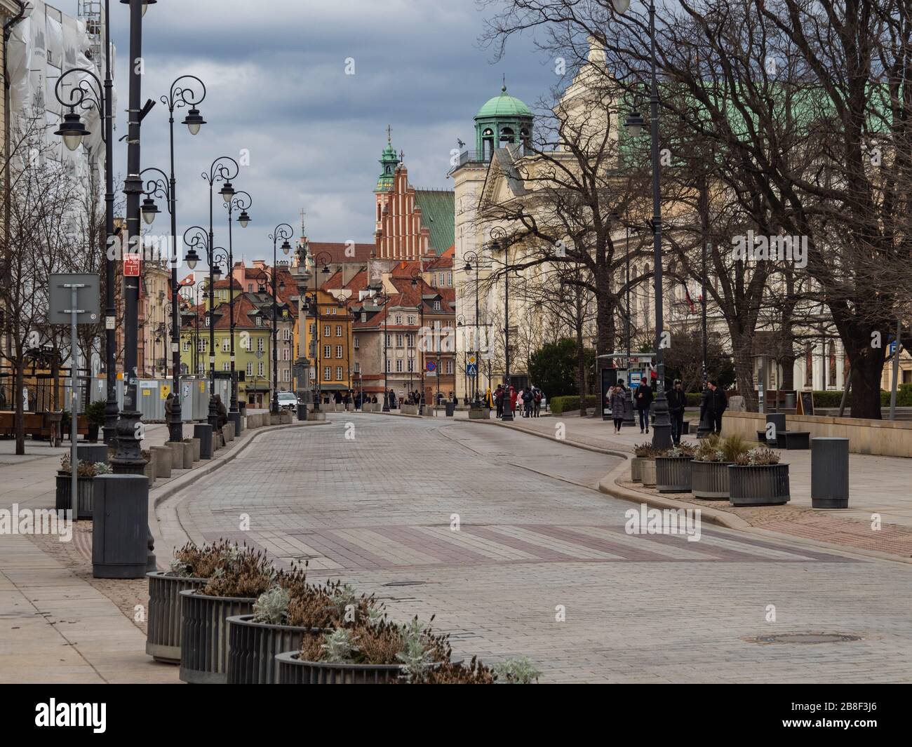Varsovie/Pologne - 21/03/2020 - rues de la capitale pendant la pandémie de coronavirus, généralement très bondées de personnes ou de voitures, maintenant presque vides. Vieille ville/ Banque D'Images