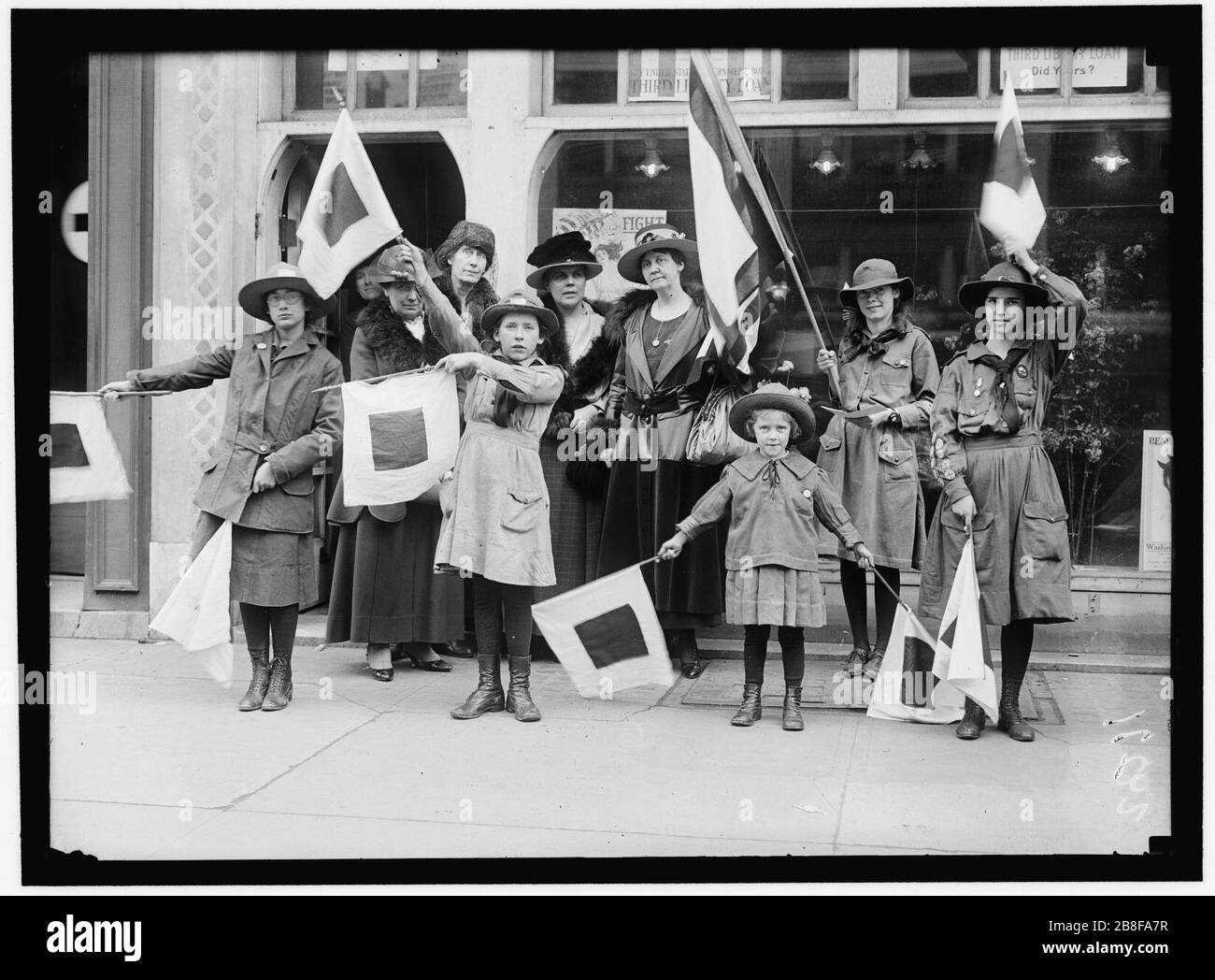 GROUPE DE JEUNES SCOUTS AVEC DES FEMMES. MME. CHARLES S. HAMLIN, À L'ARRIÈRE GAUCHE, AVEC COURONNE NOIRE DRAPÉE SUR CHAPEAU À BORD LÉGER Banque D'Images