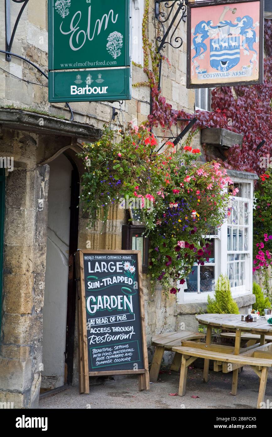 Elm Pub à Burford, Oxfordshire, Cotswold District, Angleterre, Royaume-Uni, Europe Banque D'Images