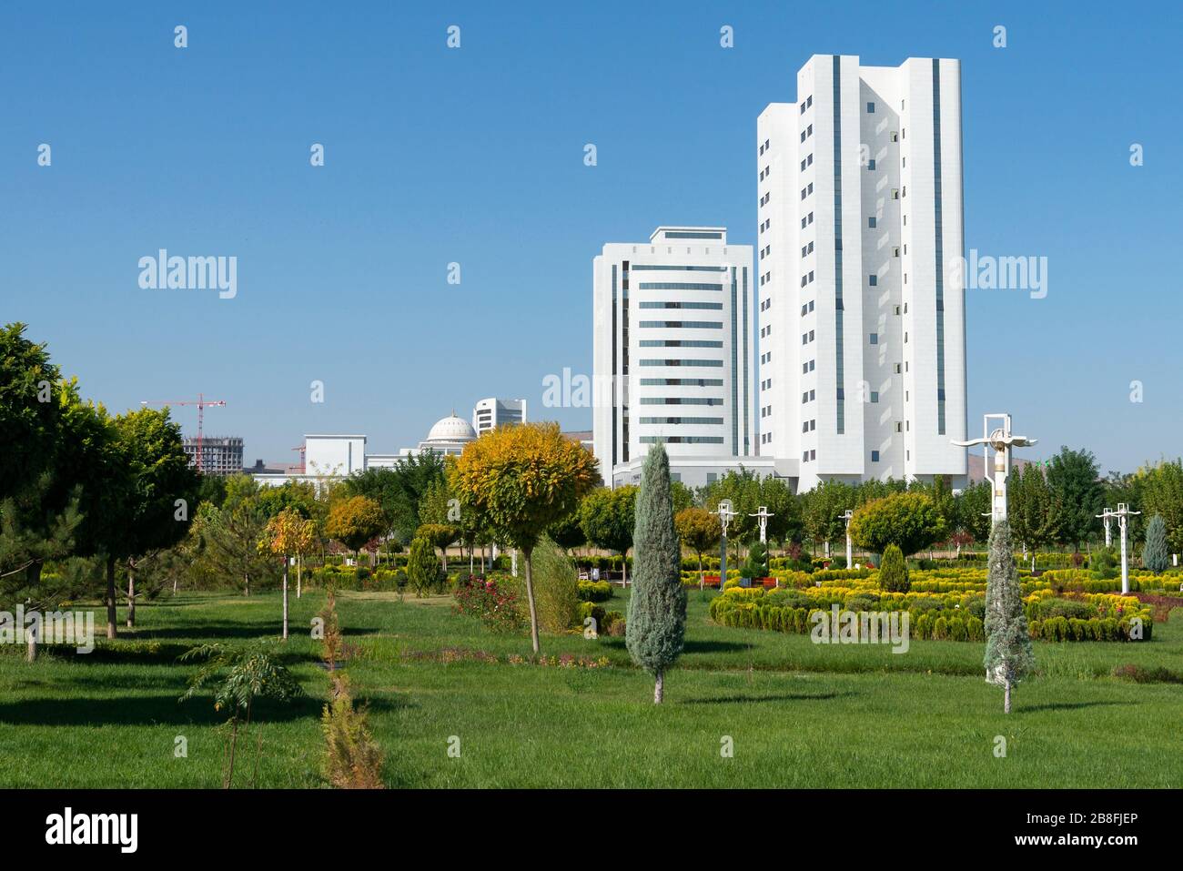 Parc avec beau jardin et végétation à Achgabat, Turkménistan. Ville en marbre blanc. Le gouvernement turkmène a des bâtiments. Banque D'Images