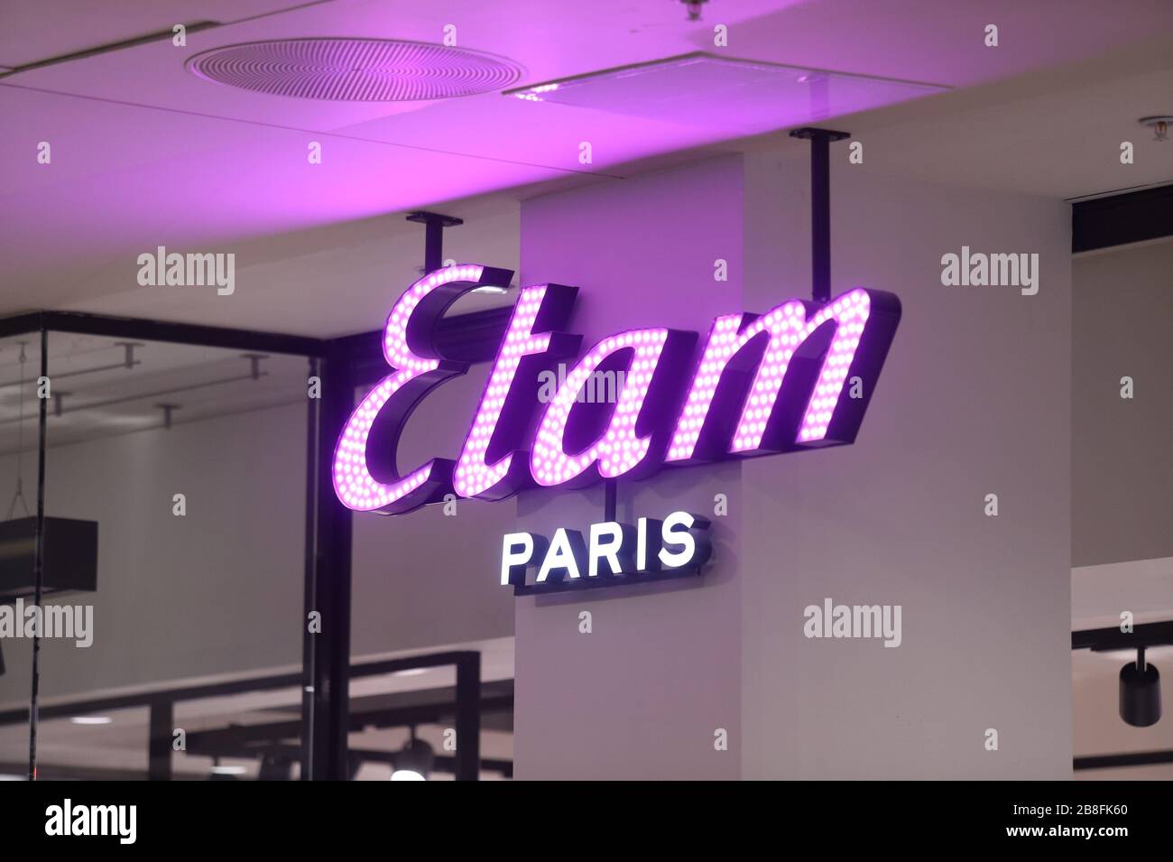 Le logo d'Etam Paris est visible au centre commercial et de divertissement Galeria. Banque D'Images