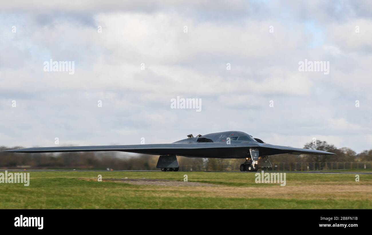 Un bombardier B-2 Spirit Stealth, affecté à la base aérienne de Whiteman, Missouri, se prépare à prendre son avion à RAF Fairford, Royaume-Uni, le 20 mars 2020. L'avion est déployé dans le cadre de la Force opérationnelle de bombardement Europe, qui teste la préparation des Airmen et des équipements qui le soutiennent, ainsi que leur capacité collective à opérer dans des lieux de transport. Le Commandement stratégique des États-Unis effectue régulièrement de telles opérations dans le monde entier pour démontrer l'engagement des États-Unis à la défense collective, car ces avions, ces Airmen et les principaux équipements de soutien de Whiteman AFB, Missouri, s'intègrent à Geographic Combatant Comm Banque D'Images