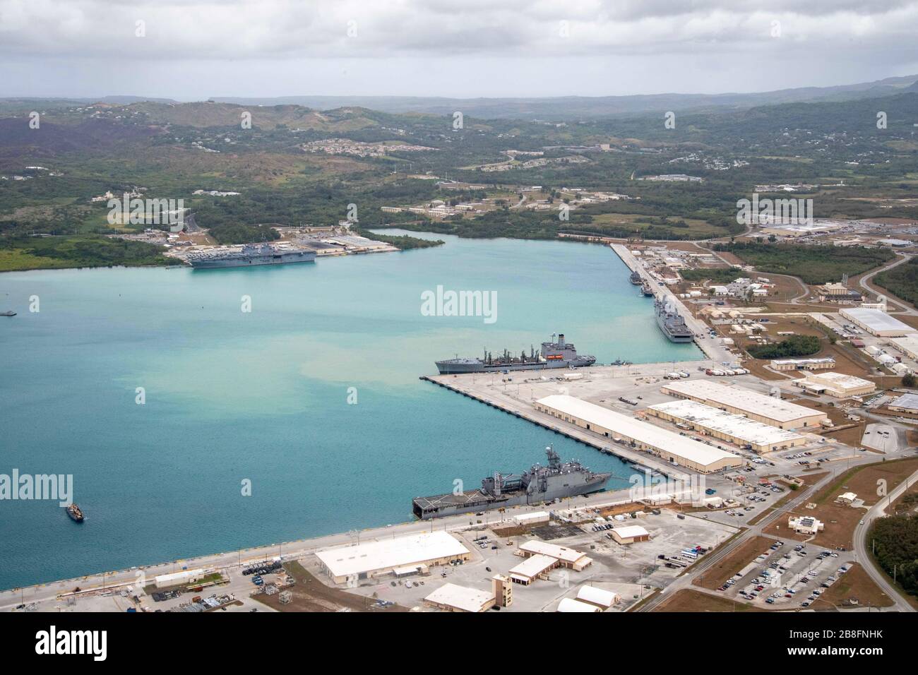 200321-N-RU810-1075 BASE NAVALE GUAM (21 mars 2020) navire d'assaut amphibie USS America (LHA 6), navire d'atterrissage de classe San Antonio USS Green Bay (LPD 20) et navire d'atterrissage de classe Whidbey Island avec USS Germantown (LSD 42), toutes parties du groupe America Expeditionary Strike Group, opèrent à partir de la base navale de Guam avec USS Rapannock NS (T-AO 204). Opérant dans la 7ème zone d'opérations de la flotte des États-Unis, l'équipe de l'unité expéditionnaire marine américaine ESG-31 de 4 500 marins et marines est prête à effectuer des missions dans toute la gamme d'opérations militaires. (ÉTATS-UNIS Photo marine par Mass Communication Specia Banque D'Images