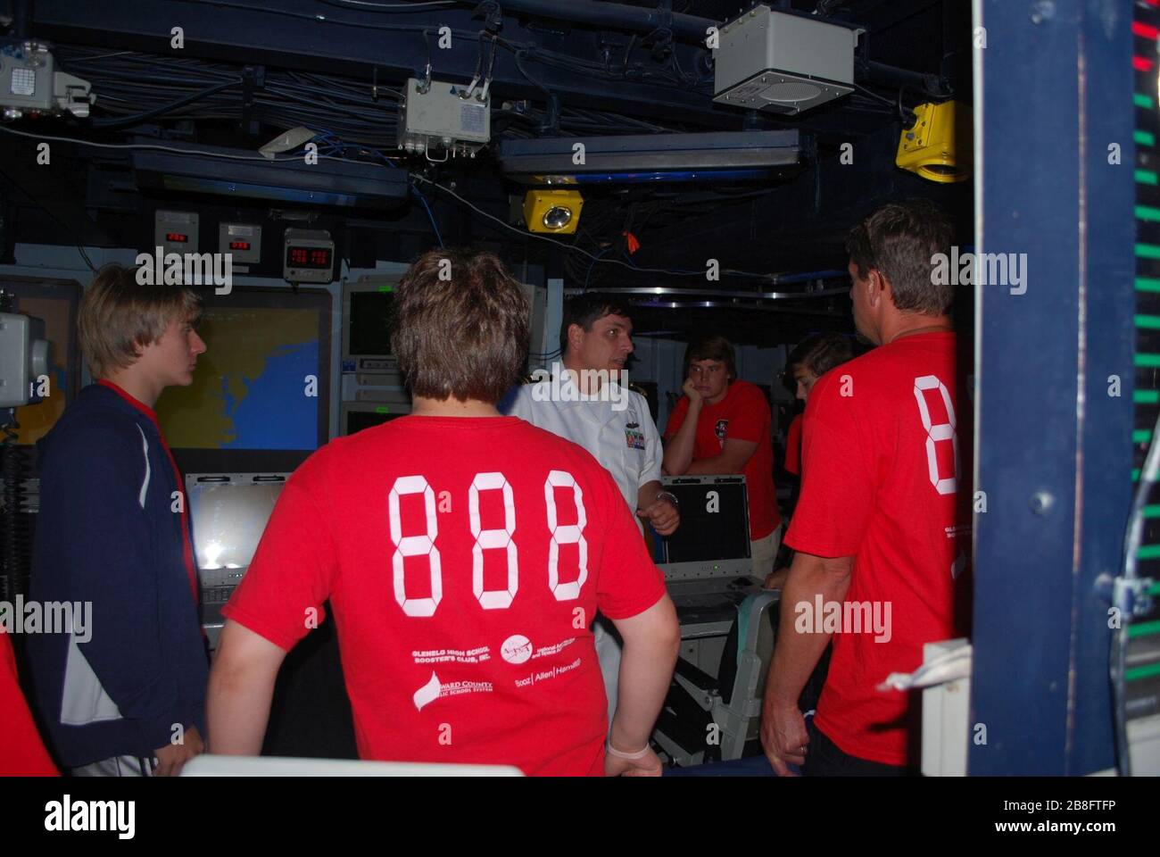 L'équipe de robotique de Glenelg visite l'USS Donald Cook 120618 Banque D'Images