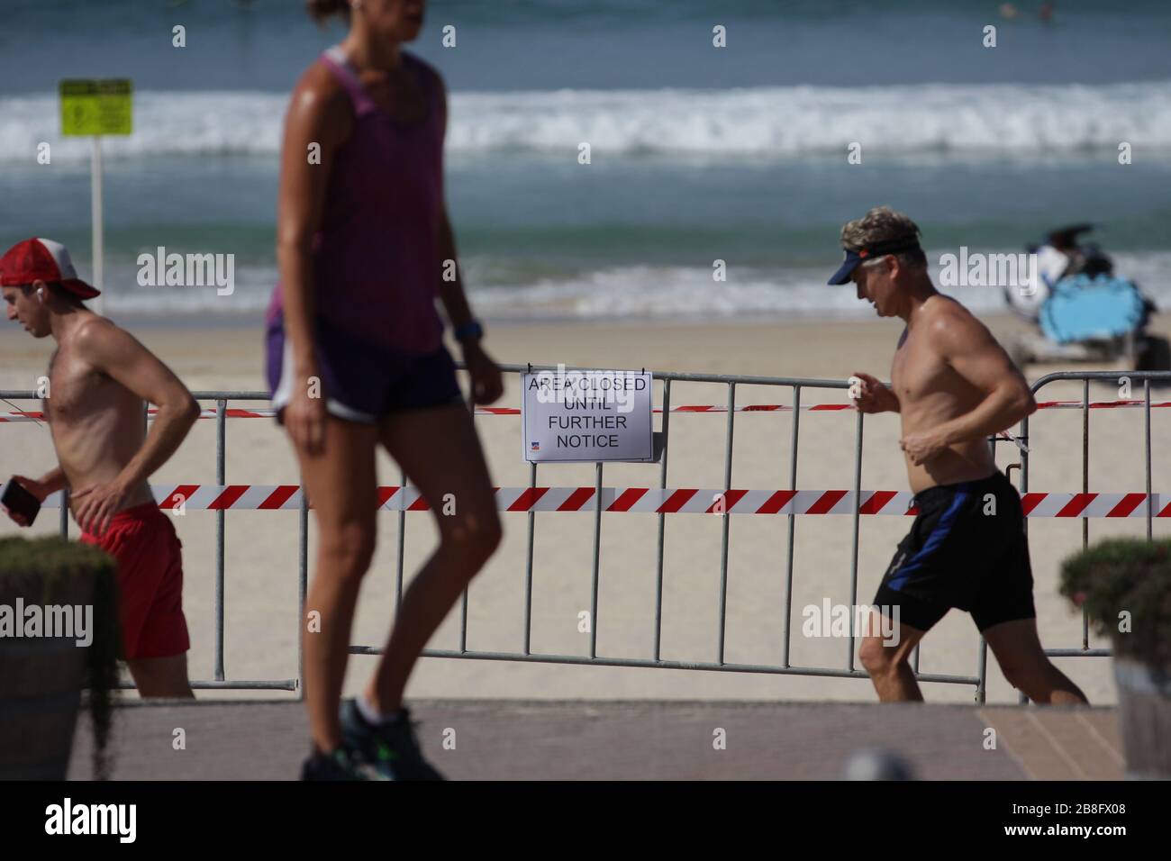 SYDNEY, Australie. 22 mars 2020. Les gens continuent de visiter Bondi Beach malgré sa fermeture récente ce week-end, après que le gouvernement a interdit les rassemblements de masse pour freiner la propagation du coronavirus. Crédit: Sebastian Reategui/Alay Live News Banque D'Images