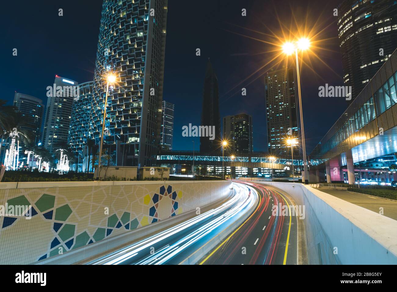 Circulation sur l'autoroute dans le centre-ville de Dubaï - Émirats arabes Unis Banque D'Images