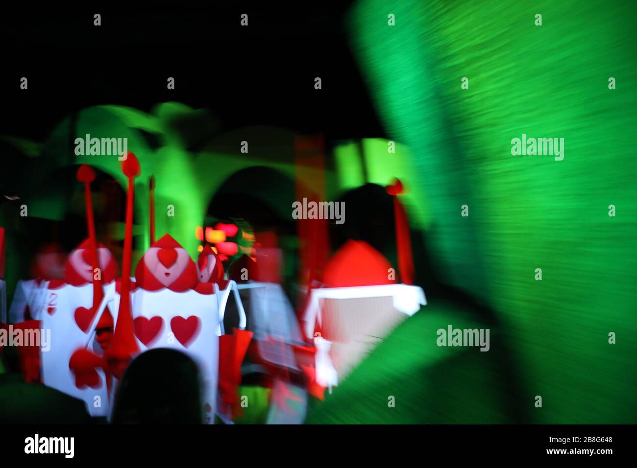 Reine colorée des coeurs d'Alice au pays des merveilles lors d'une présentation nocturne à Anaheim dans le parc d'attractions de la Californie du Sud Banque D'Images