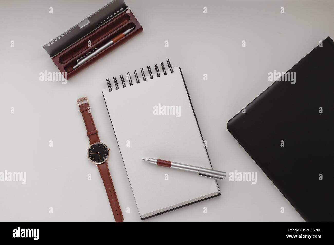 Arrière-plan minimaliste de l'espace de travail avec ordinateur portable, stylo, étui à stylet, montre au poignet et ordinateur portable. Bureau blanc. Travail, affaires, concept freelance. C Banque D'Images